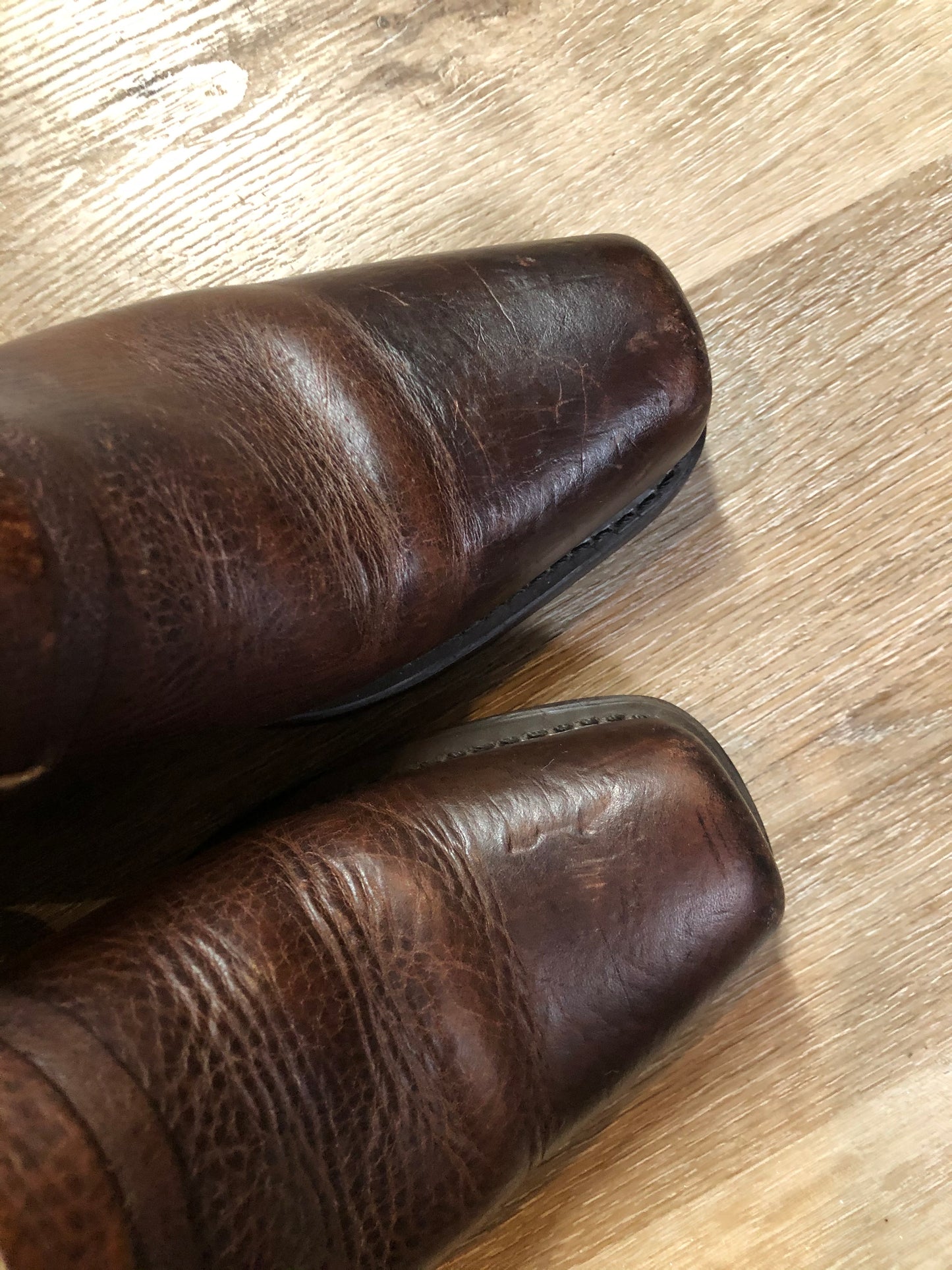 Vintage Frye brown full grain leather Carson Clogs with leather lining, harness detail, chisel toe and oil resistant heel. Made in USA.
Size 8 US Womens
