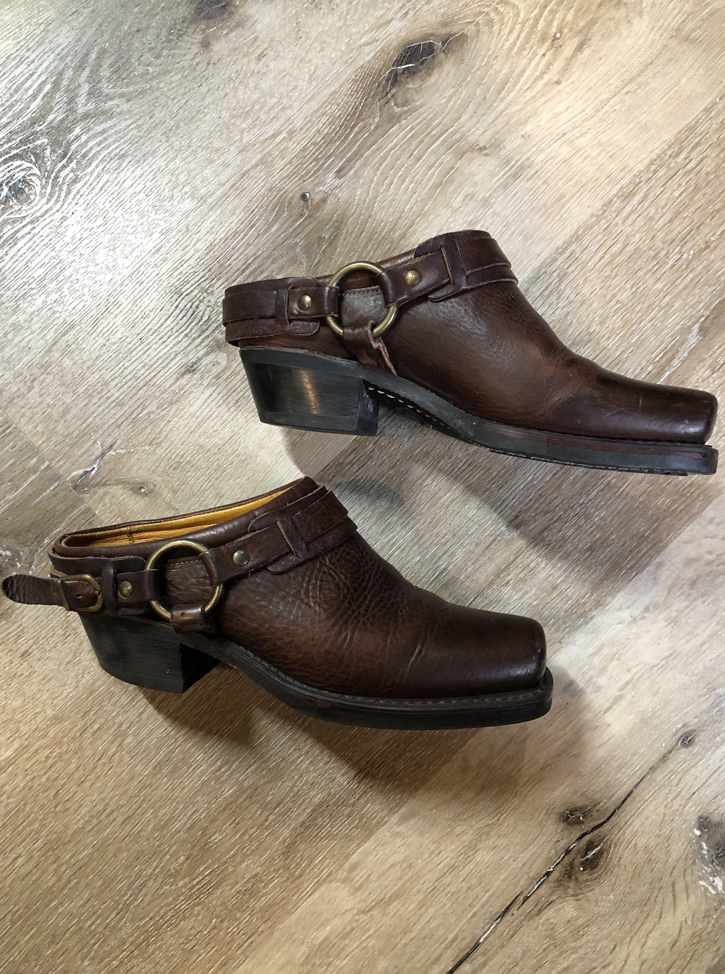 Vintage Frye brown full grain leather Carson Clogs with leather lining, harness detail, chisel toe and oil resistant heel. Made in USA.
Size 8 US Womens
