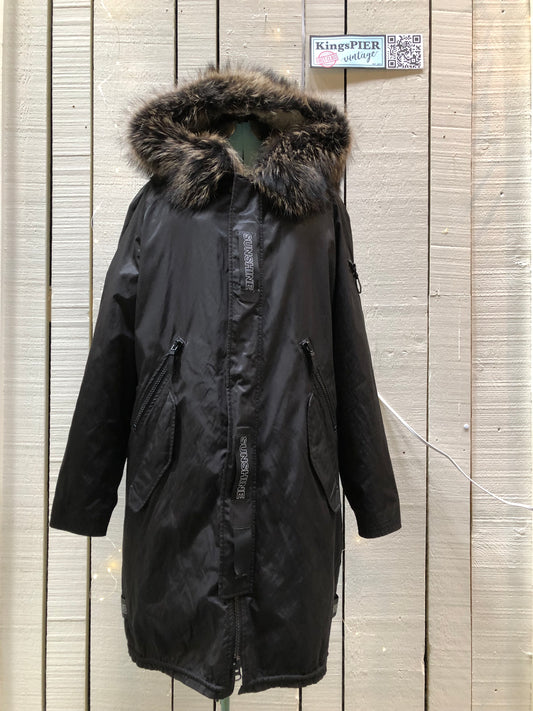 Kingspier Vintage - Shengleidun black fishtail parka with MISBHV “new beginnings” patch on the back ,removable fur lining, “Sunshine” text details, zip and snap closures, two zip pockets on the front and two pockets inside.
Size 50.