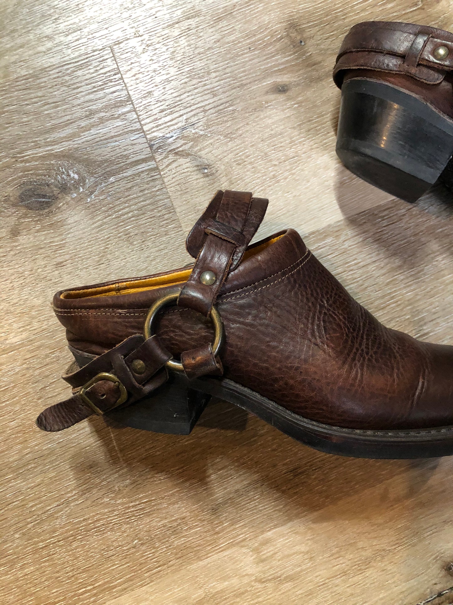 Vintage Frye brown full grain leather Carson Clogs with leather lining, harness detail, chisel toe and oil resistant heel. Made in USA.
Size 8 US Womens