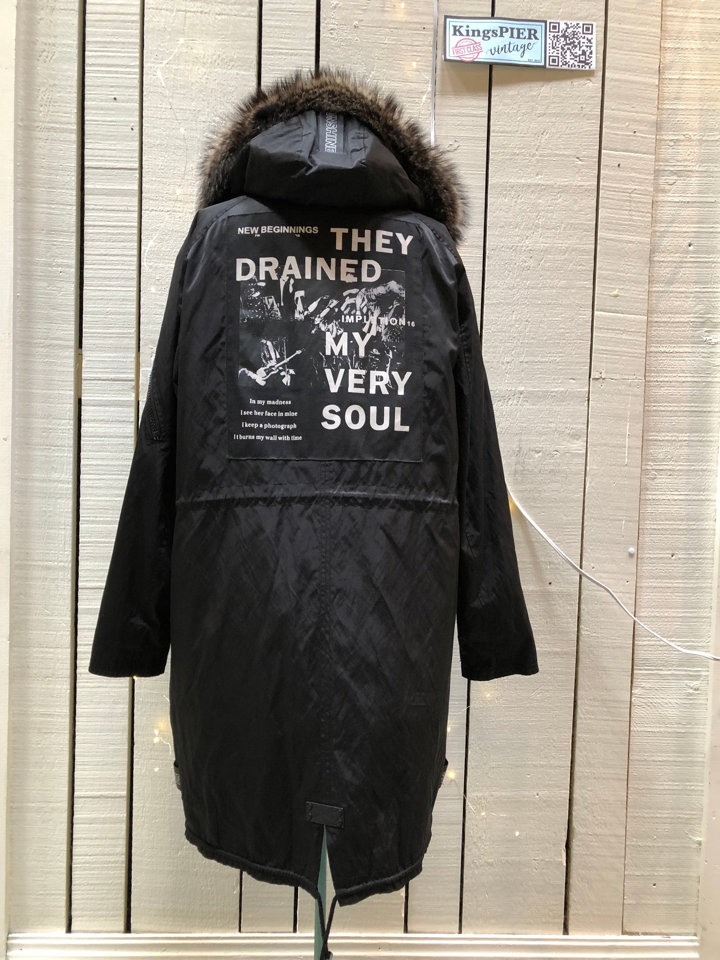 Kingspier Vintage - Shengleidun black fishtail parka with MISBHV “new beginnings” patch on the back ,removable fur lining, “Sunshine” text details, zip and snap closures, two zip pockets on the front and two pockets inside.
Size 50.