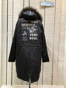 Kingspier Vintage - Shengleidun black fishtail parka with MISBHV “new beginnings” patch on the back ,removable fur lining, “Sunshine” text details, zip and snap closures, two zip pockets on the front and two pockets inside.

Size 50.