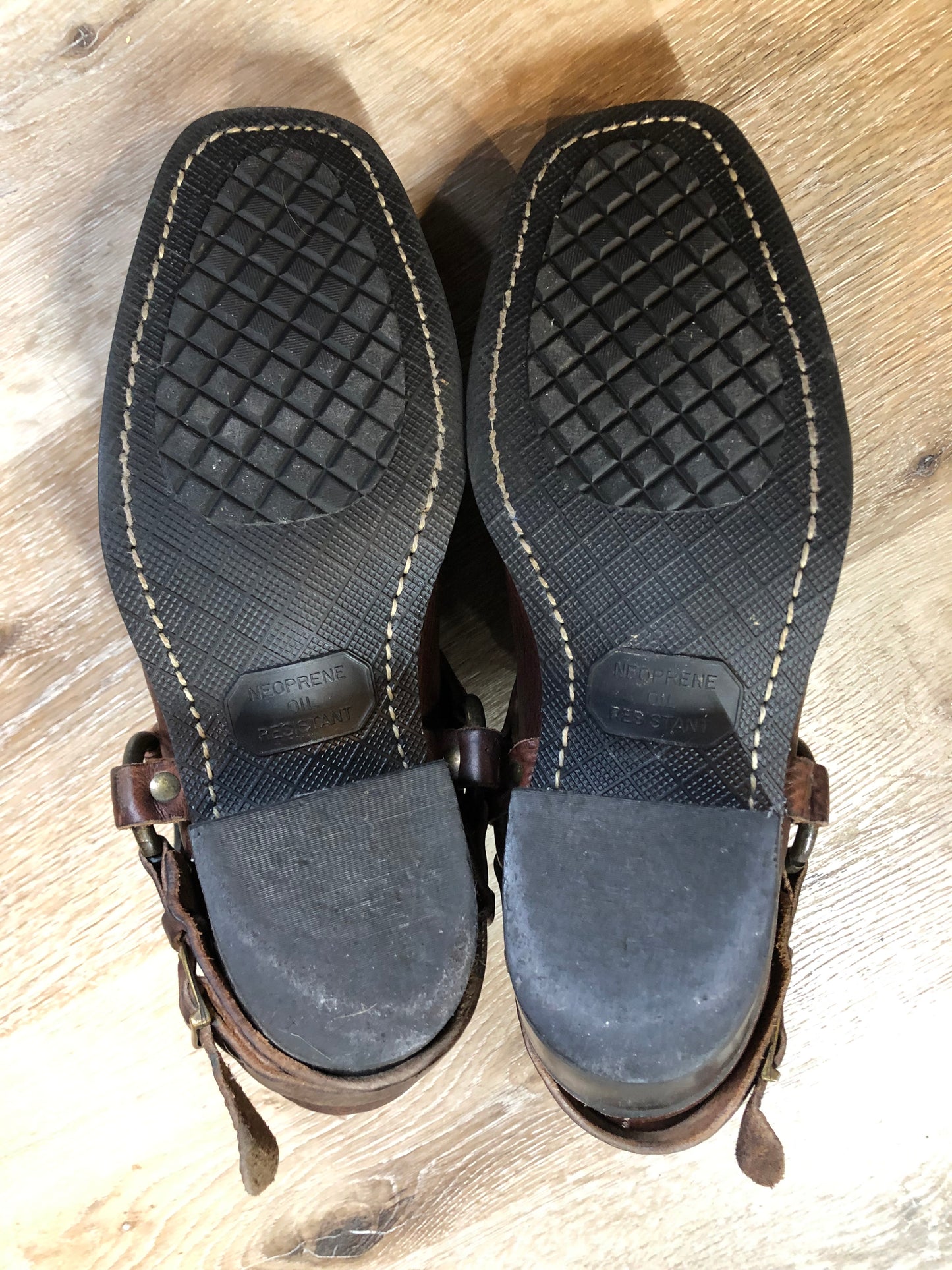 Vintage Frye brown full grain leather Carson Clogs with leather lining, harness detail, chisel toe and oil resistant heel. Made in USA.
Size 8 US Womens
