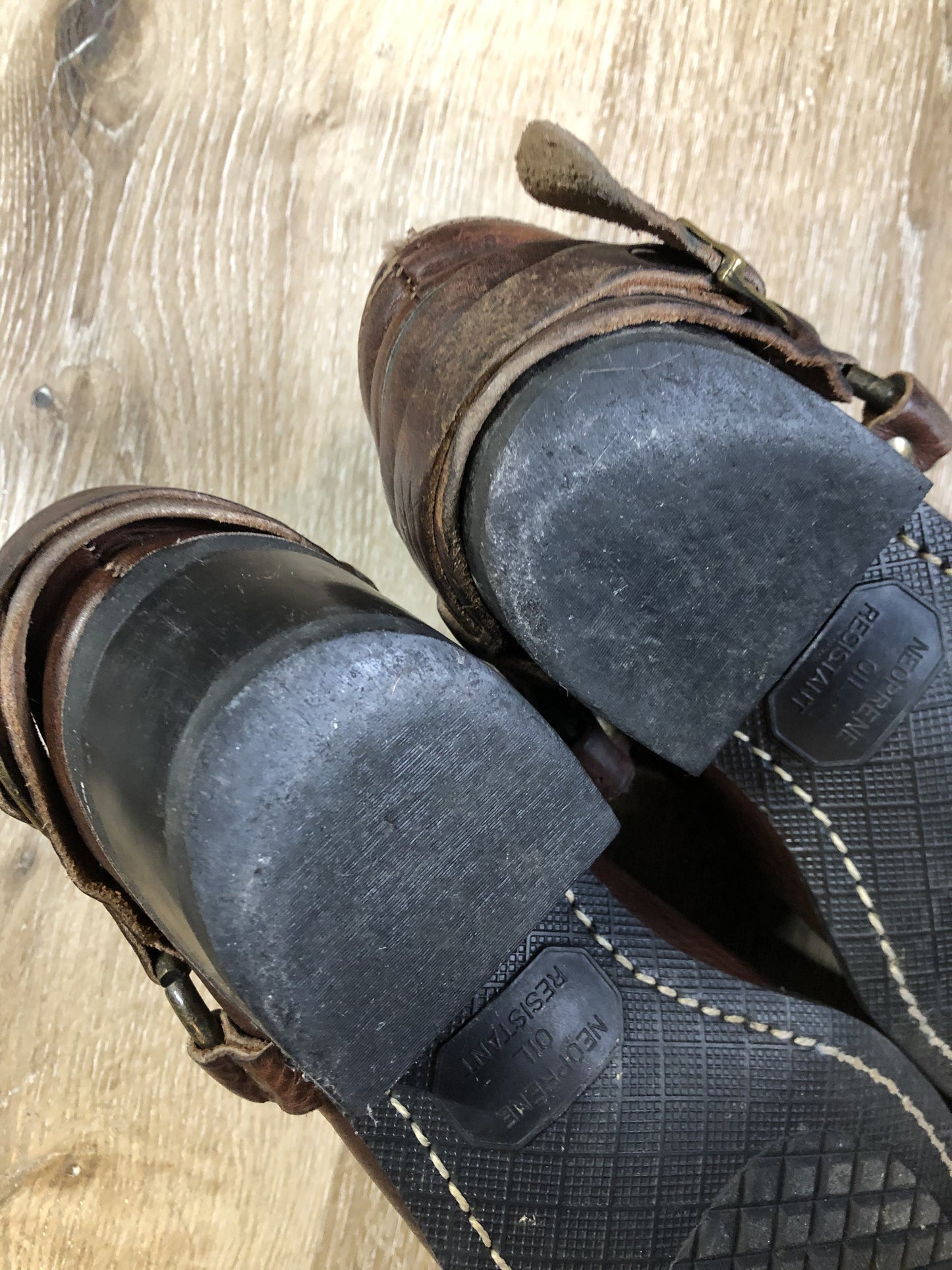 Vintage Frye brown full grain leather Carson Clogs with leather lining, harness detail, chisel toe and oil resistant heel. Made in USA.
Size 8 US Womens