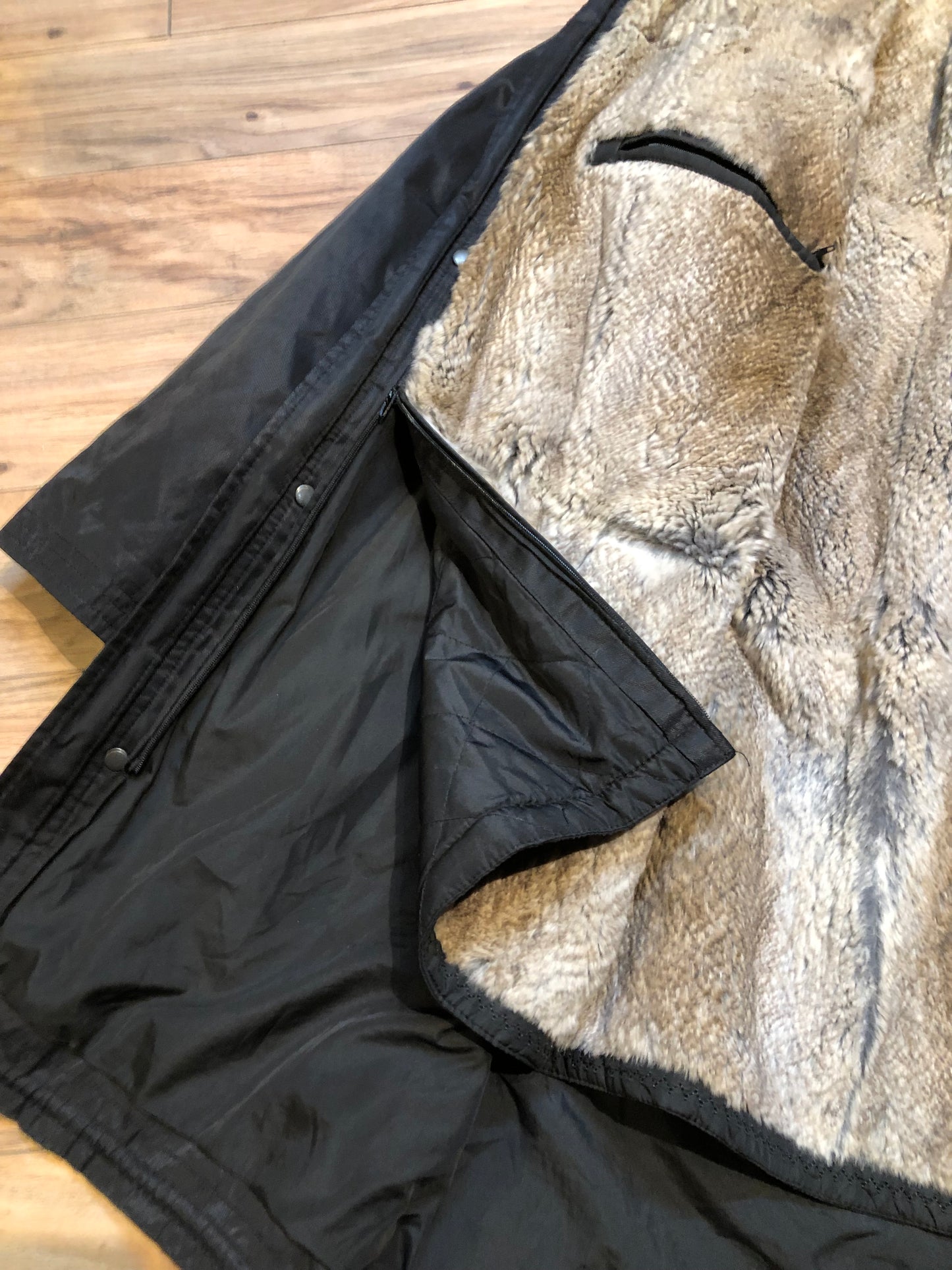 Kingspier Vintage - Shengleidun black fishtail parka with MISBHV “new beginnings” patch on the back ,removable fur lining, “Sunshine” text details, zip and snap closures, two zip pockets on the front and two pockets inside.
Size 50.