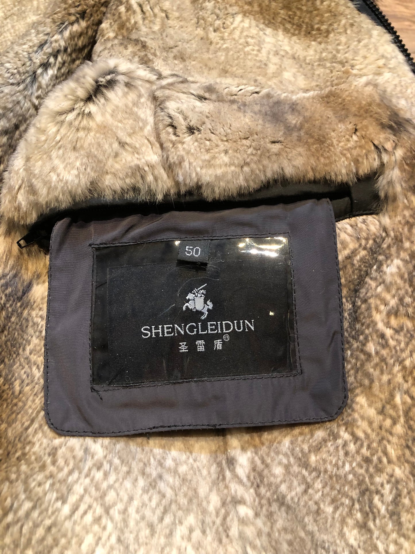 Kingspier Vintage - Shengleidun black fishtail parka with MISBHV “new beginnings” patch on the back ,removable fur lining, “Sunshine” text details, zip and snap closures, two zip pockets on the front and two pockets inside.
Size 50.