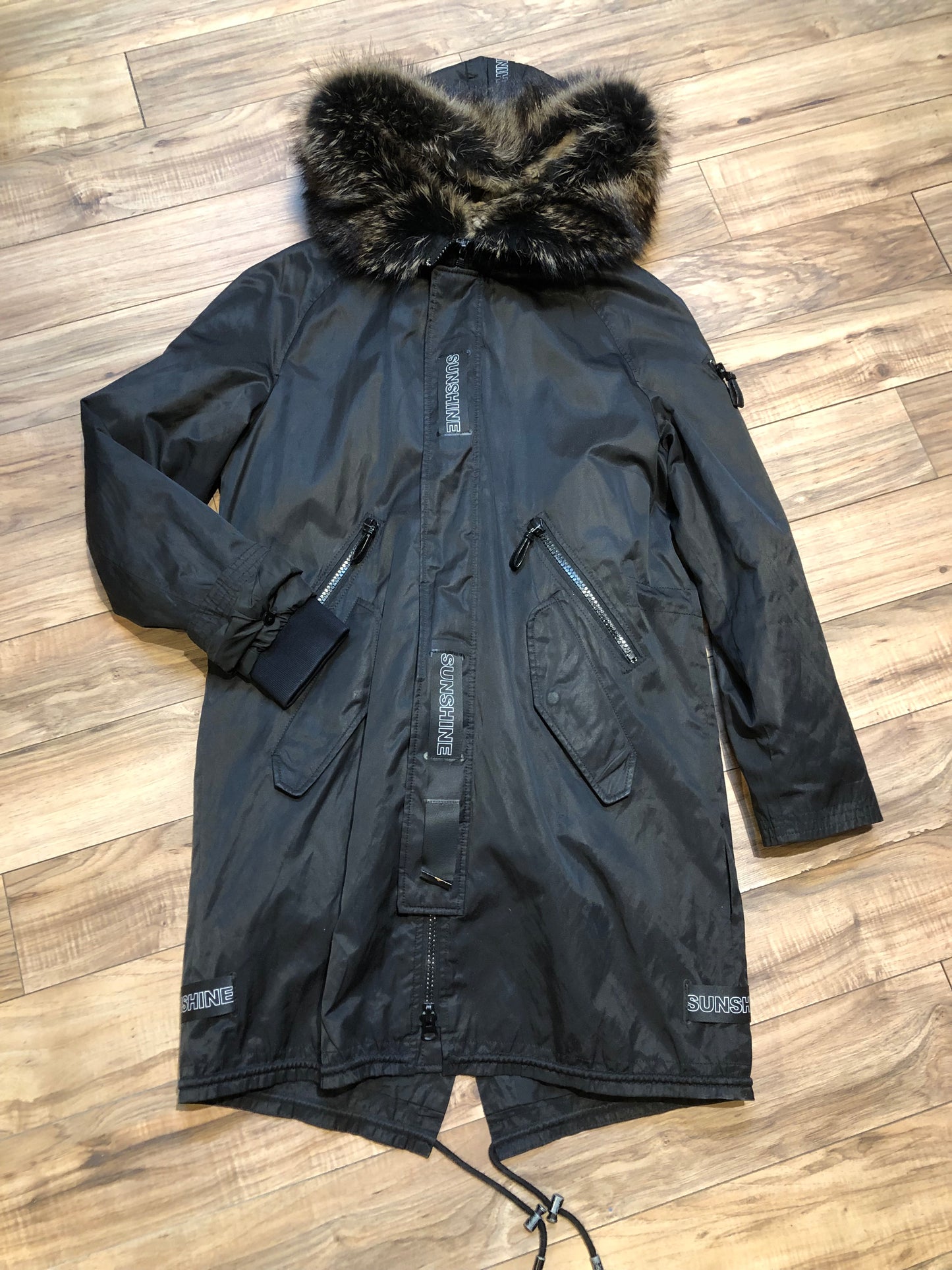 Kingspier Vintage - Shengleidun black fishtail parka with MISBHV “new beginnings” patch on the back ,removable fur lining, “Sunshine” text details, zip and snap closures, two zip pockets on the front and two pockets inside.
Size 50.