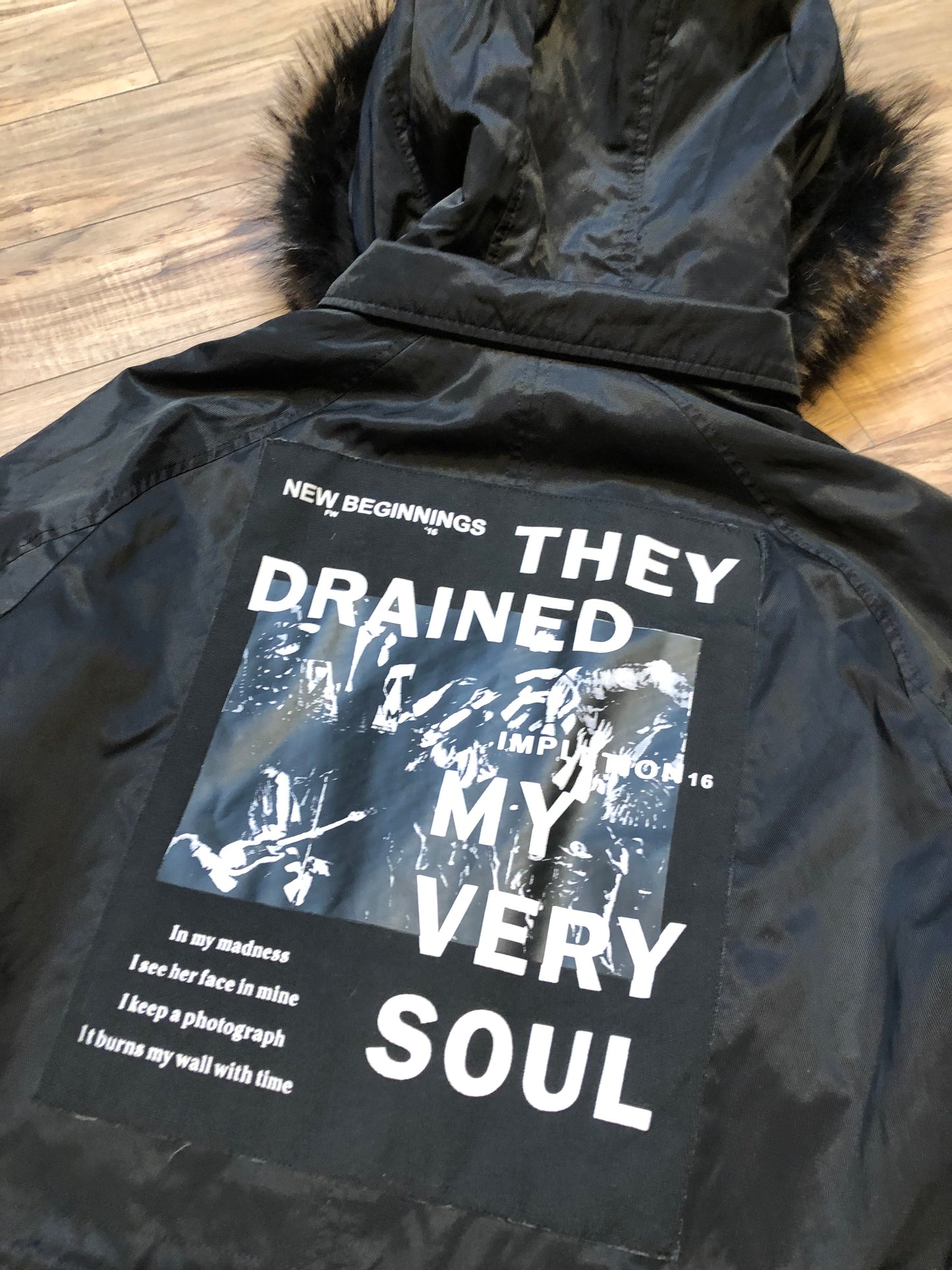 Kingspier Vintage - Shengleidun black fishtail parka with MISBHV “new beginnings” patch on the back ,removable fur lining, “Sunshine” text details, zip and snap closures, two zip pockets on the front and two pockets inside.
Size 50.