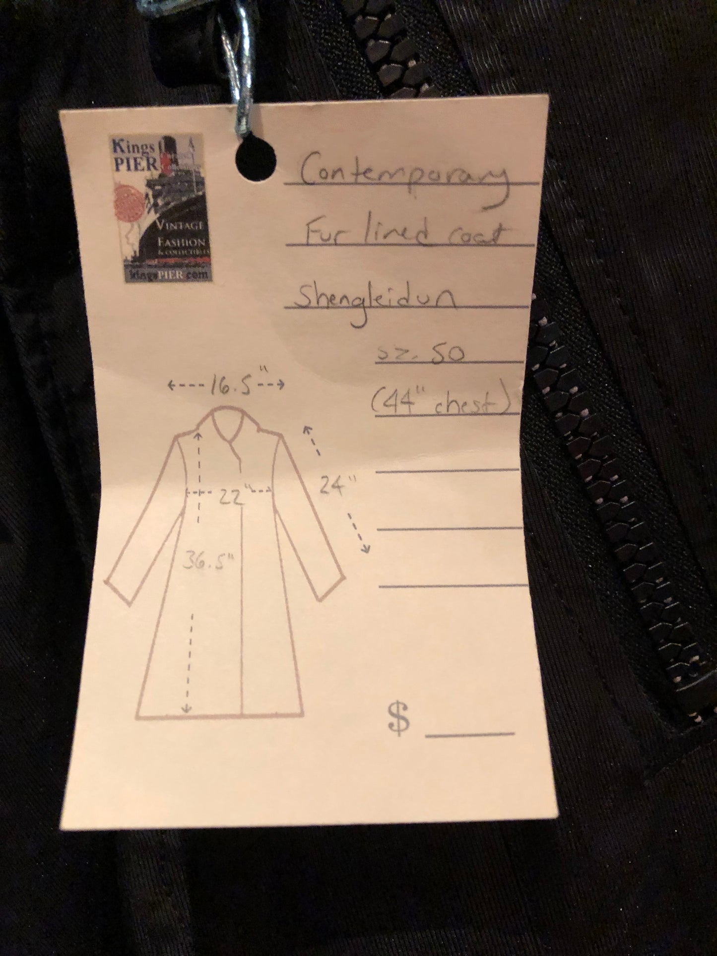 Kingspier Vintage - Shengleidun black fishtail parka with MISBHV “new beginnings” patch on the back ,removable fur lining, “Sunshine” text details, zip and snap closures, two zip pockets on the front and two pockets inside.
Size 50.