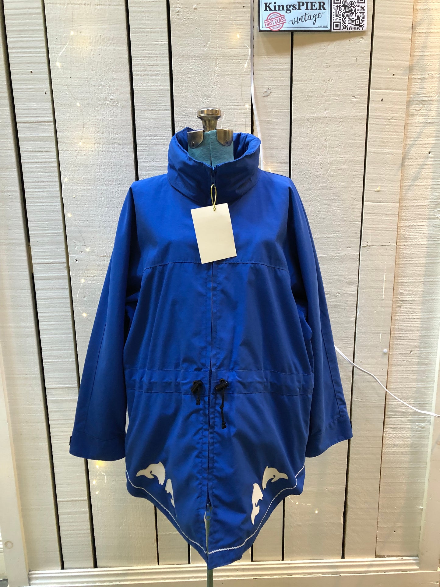 Kingspier Vintage - Vintage Yukon Parka Company blue lightweight parka, polyester/ cotton blend with hood, zipper closure and leather dolphin applique details.
Size XL.
Made in Canada.