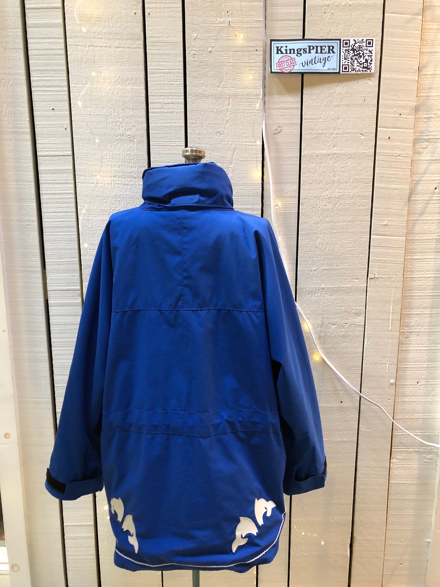 Kingspier Vintage - Vintage Yukon Parka Company blue lightweight parka, polyester/ cotton blend with hood, zipper closure and leather dolphin applique details.
Size XL.
Made in Canada.