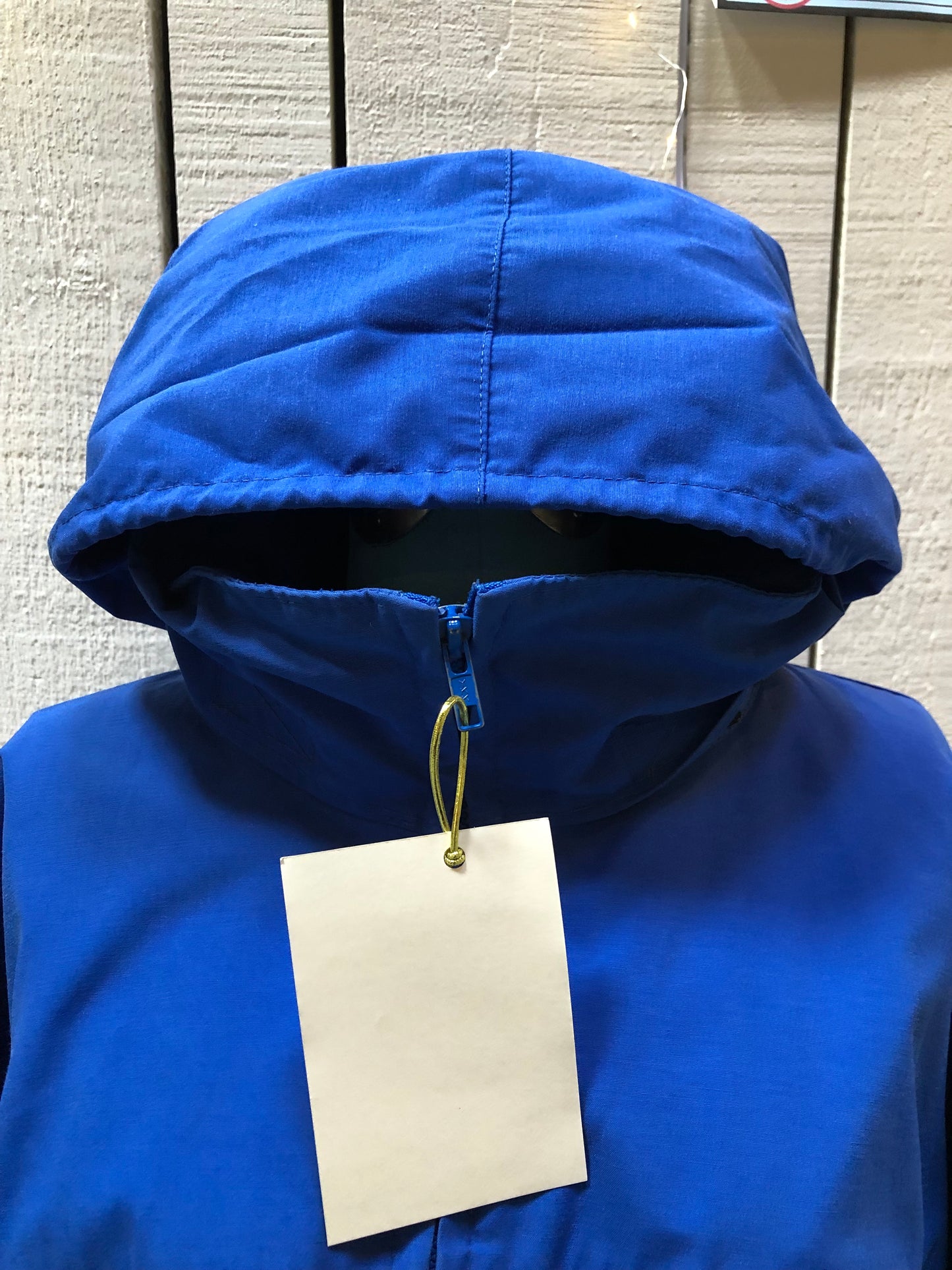 Kingspier Vintage - Vintage Yukon Parka Company blue lightweight parka, polyester/ cotton blend with hood, zipper closure and leather dolphin applique details.
Size XL.
Made in Canada.