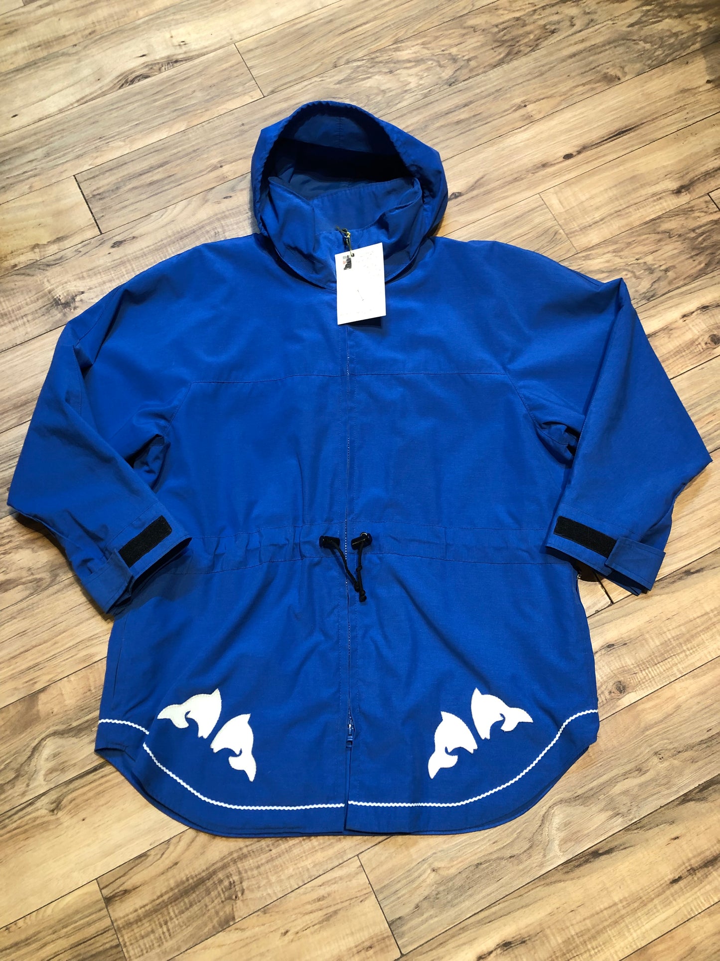 Kingspier Vintage - Vintage Yukon Parka Company blue lightweight parka, polyester/ cotton blend with hood, zipper closure and leather dolphin applique details.
Size XL.
Made in Canada.