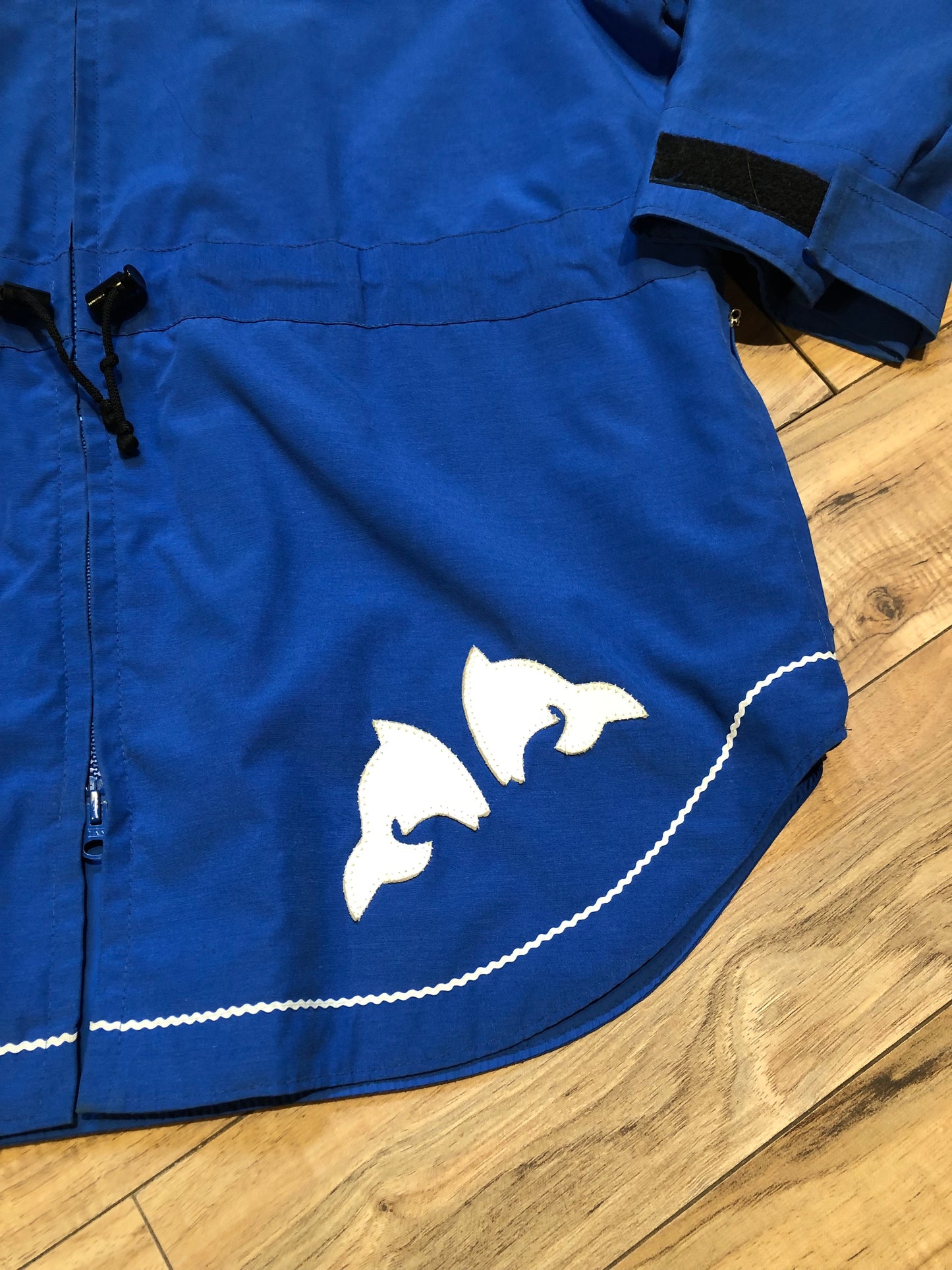 Kingspier Vintage - Vintage Yukon Parka Company blue lightweight parka, polyester/ cotton blend with hood, zipper closure and leather dolphin applique details.
Size XL.
Made in Canada.