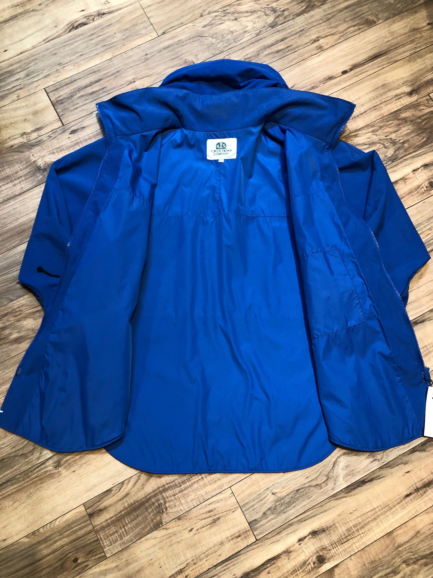 Kingspier Vintage - Vintage Yukon Parka Company blue lightweight parka, polyester/ cotton blend with hood, zipper closure and leather dolphin applique details.
Size XL.
Made in Canada.