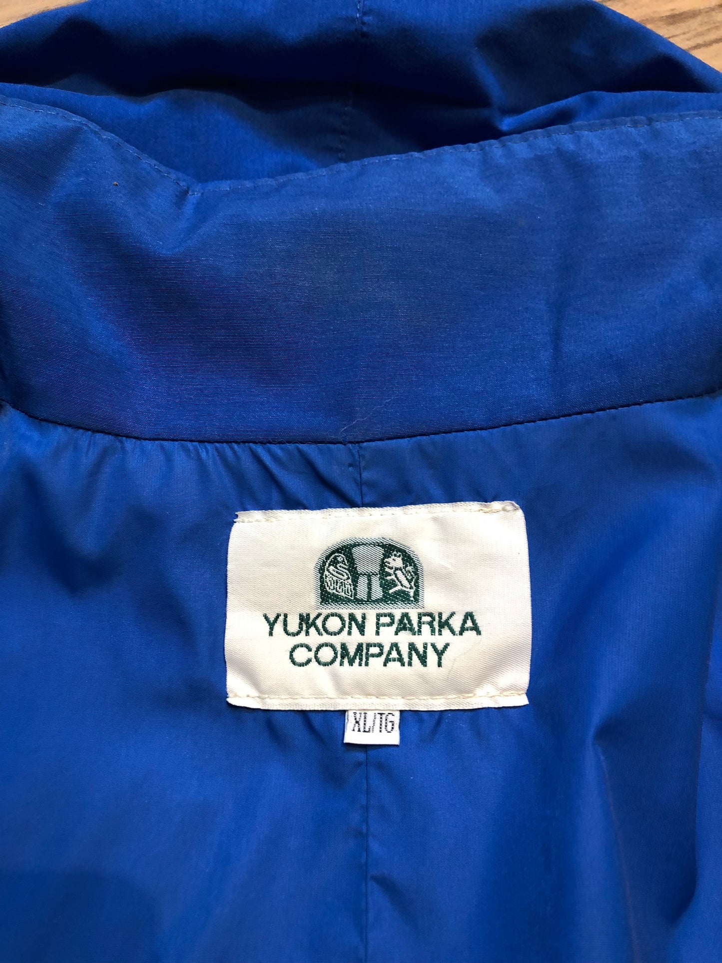 Kingspier Vintage - Vintage Yukon Parka Company blue lightweight parka, polyester/ cotton blend with hood, zipper closure and leather dolphin applique details.
Size XL.
Made in Canada.