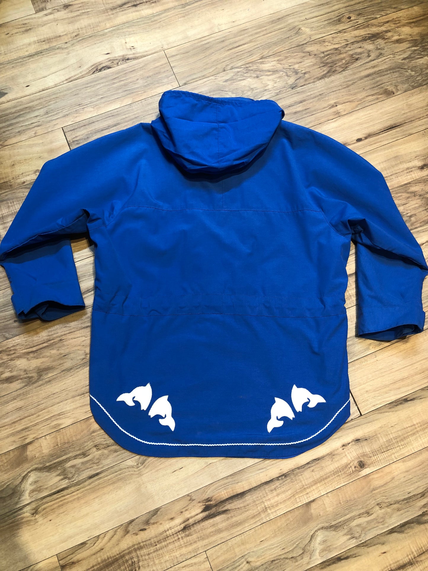 Kingspier Vintage - Vintage Yukon Parka Company blue lightweight parka, polyester/ cotton blend with hood, zipper closure and leather dolphin applique details.
Size XL.
Made in Canada.
