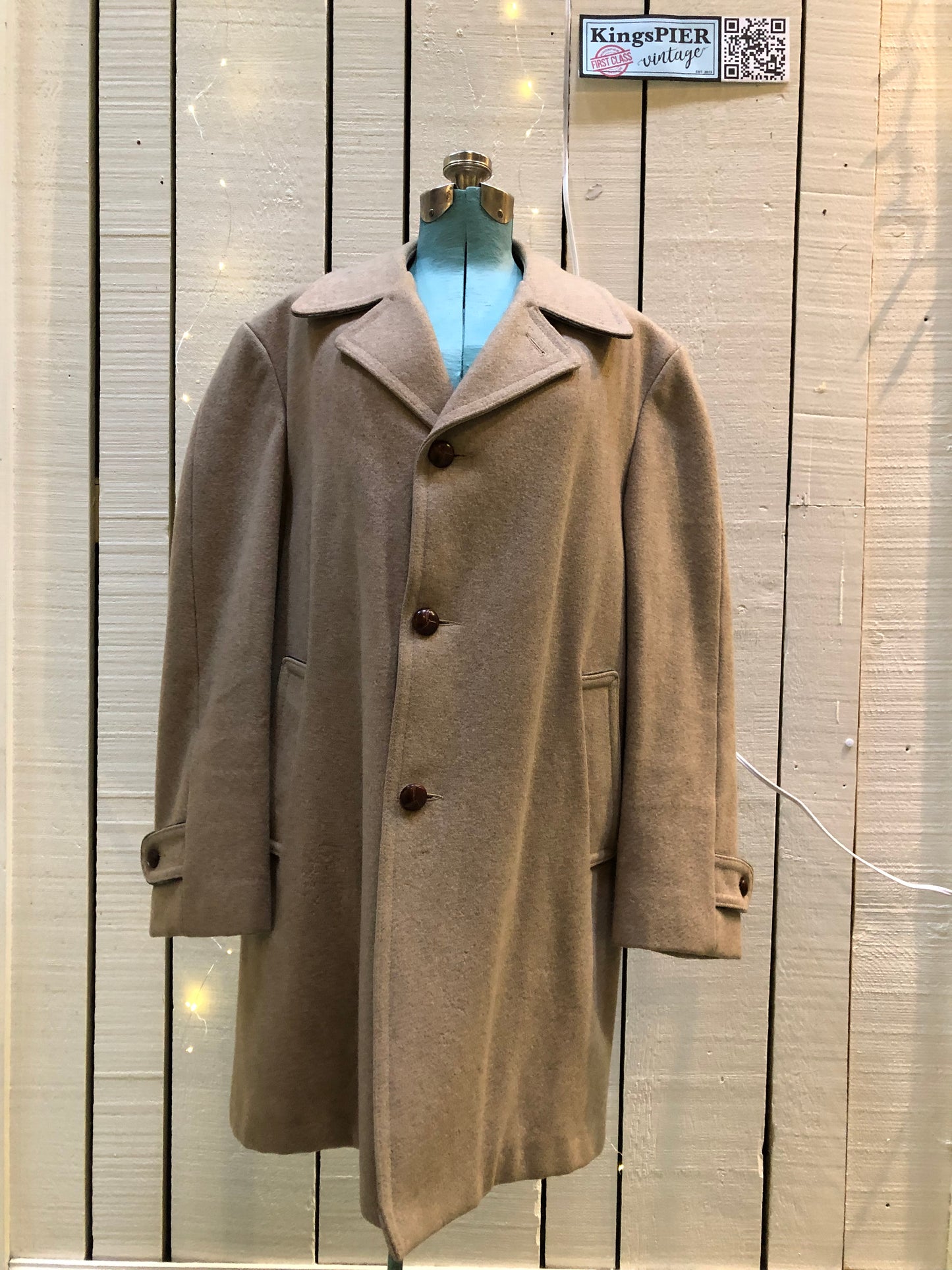 Kingspier Vintage - Vintage Croydon 100% wool jacket with part quilted/ part plaid lining, button closures and two front pockets.
Size 44.