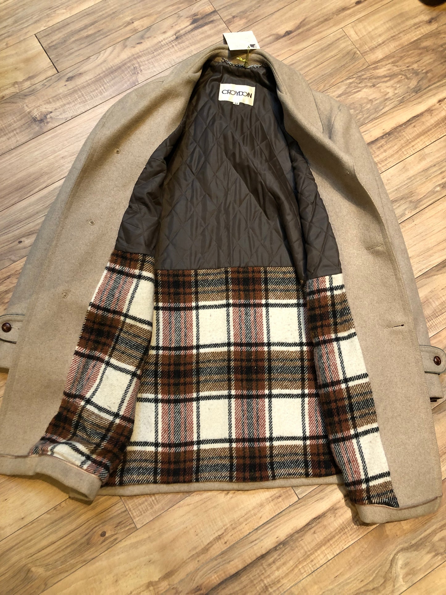 Kingspier Vintage - Vintage Croydon 100% wool jacket with part quilted/ part plaid lining, button closures and two front pockets.
Size 44.