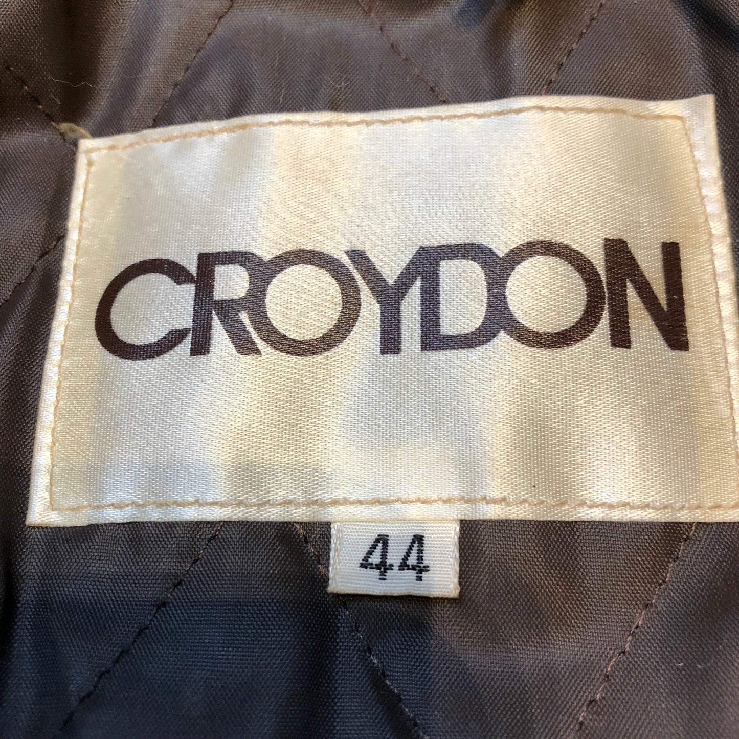 Kingspier Vintage - Vintage Croydon 100% wool jacket with part quilted/ part plaid lining, button closures and two front pockets.
Size 44.