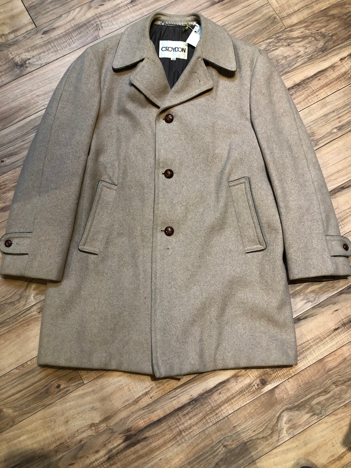 Kingspier Vintage - Vintage Croydon 100% wool jacket with part quilted/ part plaid lining, button closures and two front pockets.
Size 44.