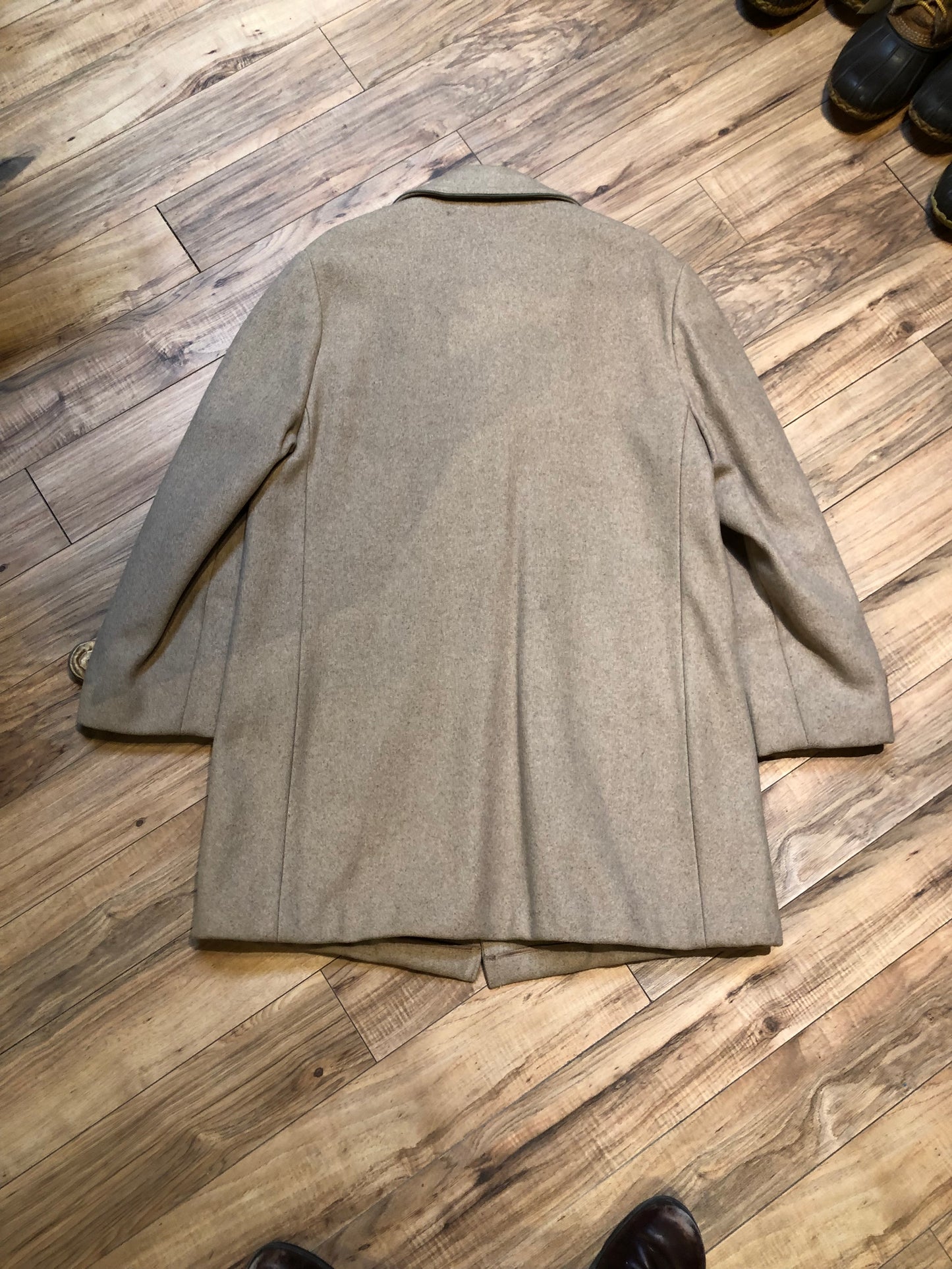 Kingspier Vintage - Vintage Croydon 100% wool jacket with part quilted/ part plaid lining, button closures and two front pockets.
Size 44.