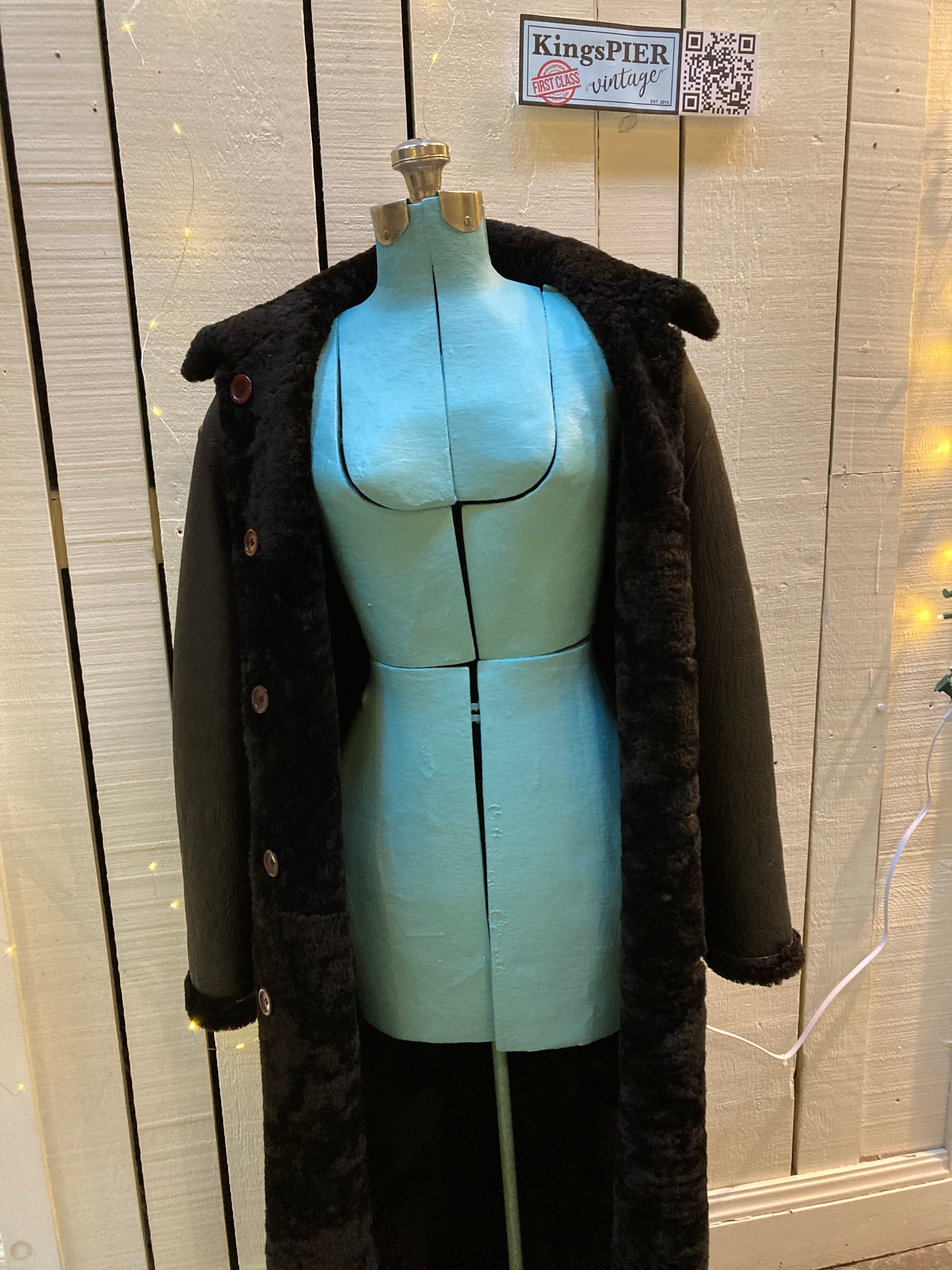 Kingspier Vintage - Vintage EZ Versoil Sole long shearling coat with button closures and patch pockets.
Made in Argentina.