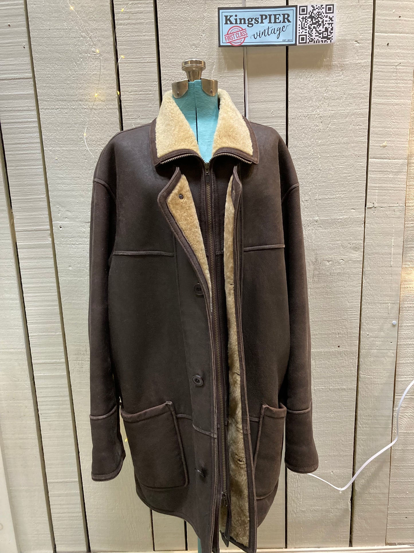 Kingspier Vintage - Bod and Christensen shearling coat with patch pockets, zipper and button closures.
Size 48.