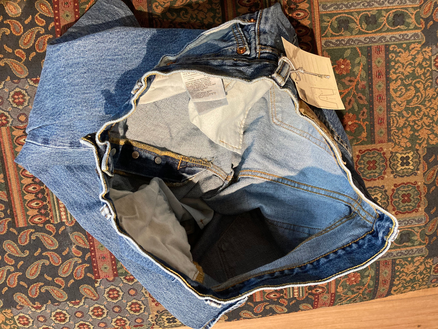 Kingspier Vintage - Levi’s 501 Red Tab Denim Jeans - 33”x34”
Red Tab
High rise
Button fly
Straight leg
100% cotton
Made in Mexico