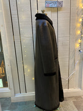 Load image into Gallery viewer, Kingspier Vintage - Vintage EZ Versoil Sole long shearling coat with button closures and patch pockets.

Made in Argentina.

