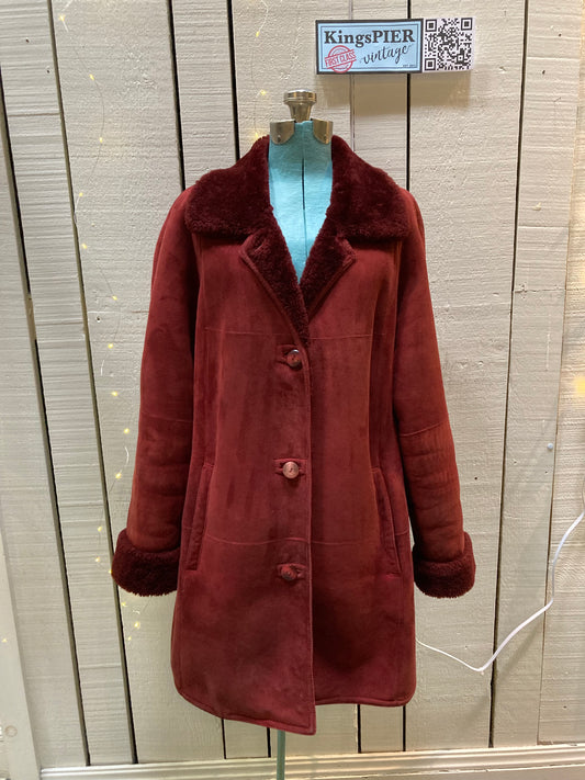 Kingspier Vintage - Vintage Danier wine colour shearling coat with button closures and two front pockets.
Made in Canada.
Size Medium.