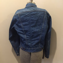 Load image into Gallery viewer, Kingspier Vintage - Vintage Wrangler medium wash denim jacket with iconic wrangler stitching, button closures, flap pockets on the chest and hand warmer pockets. Size medium. Made in USA.

