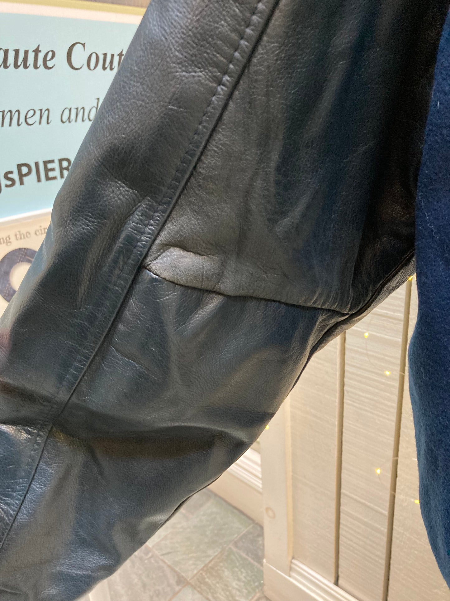 Kingspier Vintage - Vintage Cole Harbour AAA Hockey blue varsity jacket with leather arms, zipper and snap closure, two front pockets and a quilted lining.
Made in Canada.
Size XL.