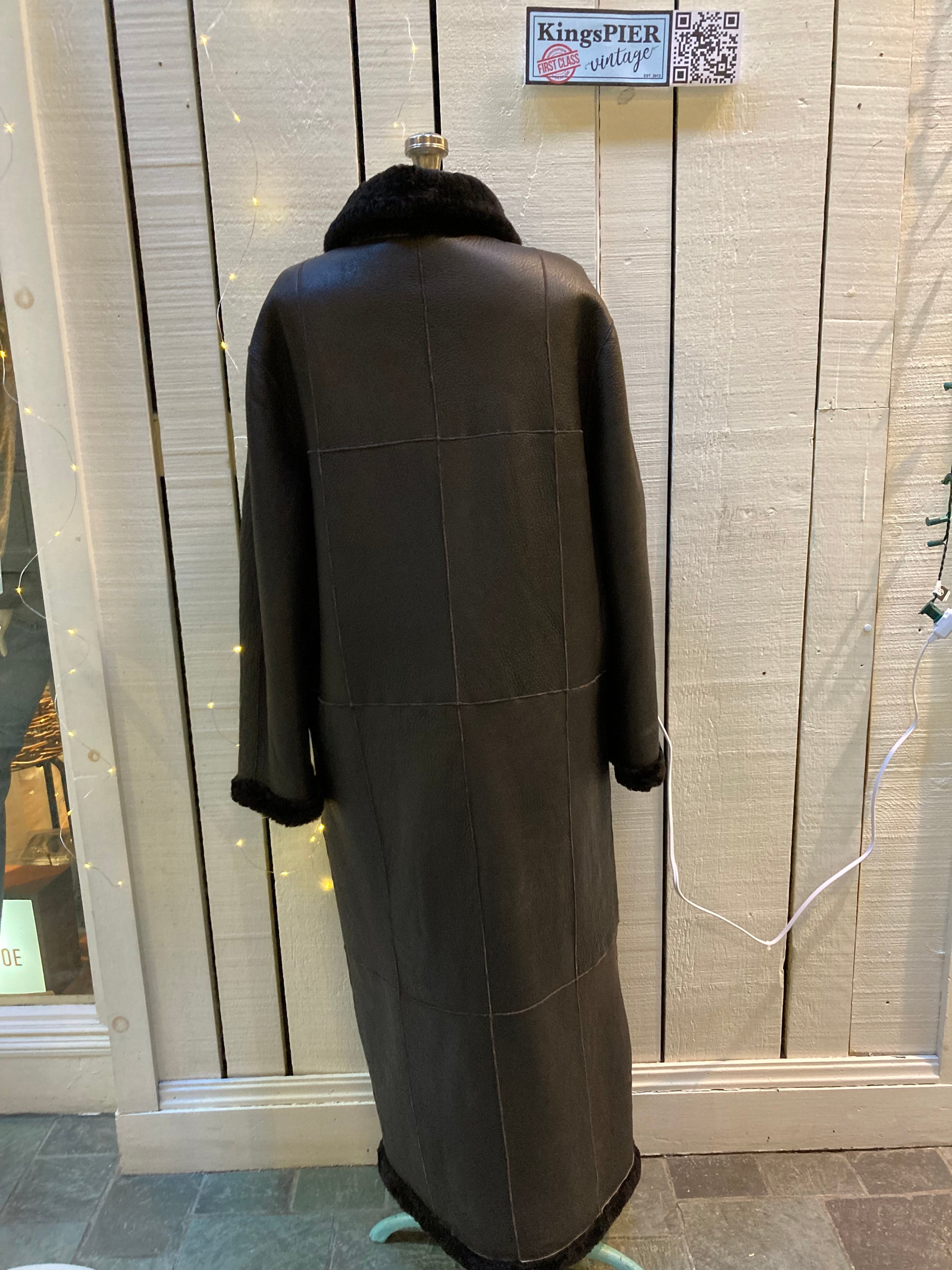 Kingspier Vintage - Vintage EZ Versoil Sole long shearling coat with button closures and patch pockets.
Made in Argentina.