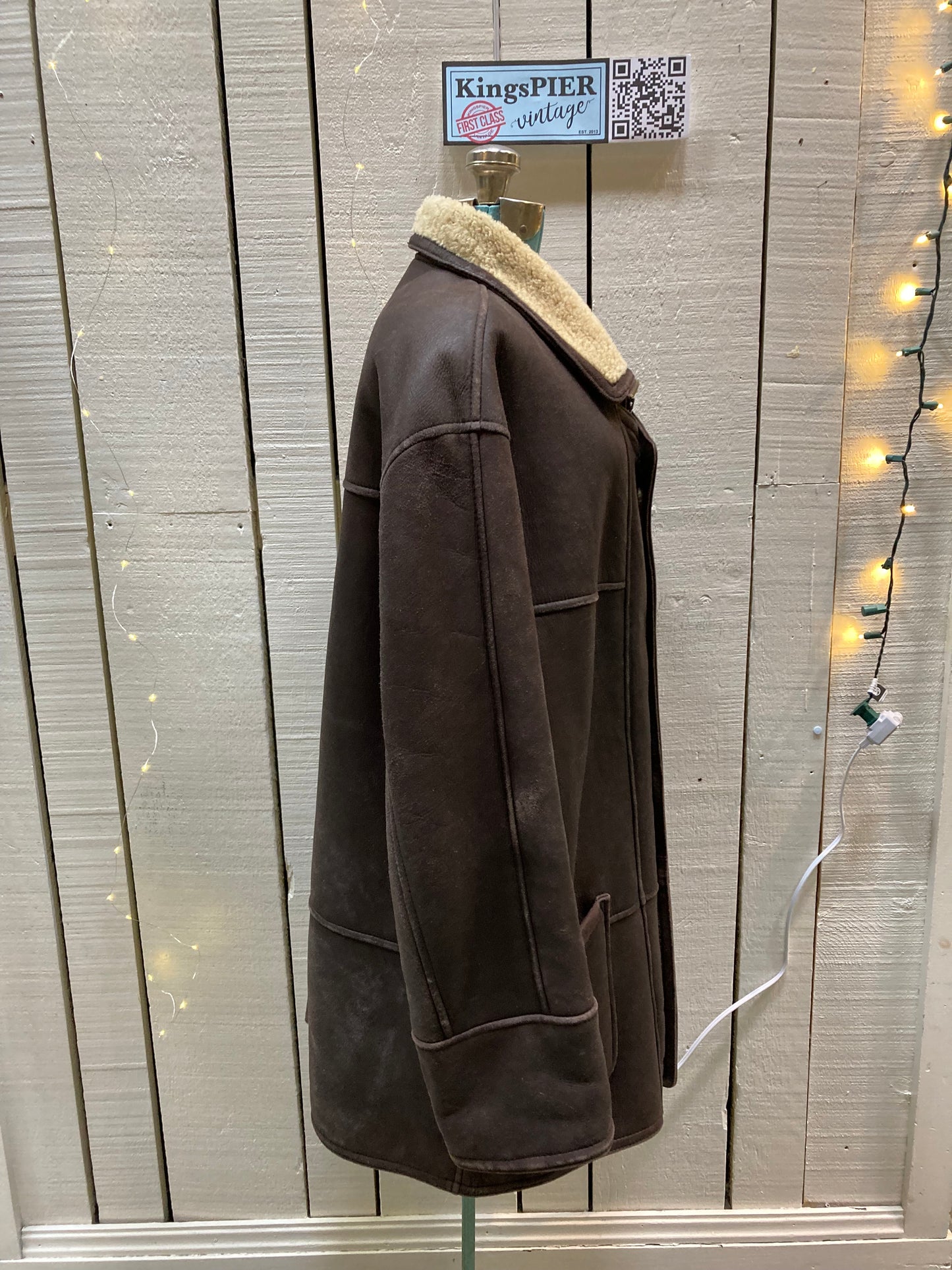 Kingspier Vintage - Bod and Christensen shearling coat with patch pockets, zipper and button closures.
Size 48.