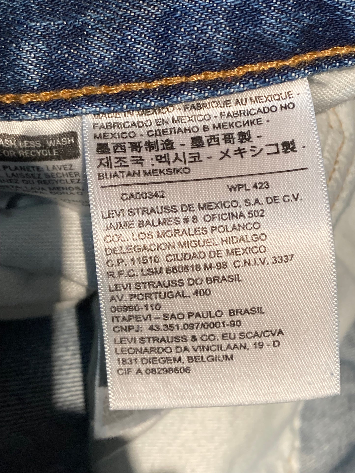 Kingspier Vintage - Levi’s 501 Red Tab Denim Jeans - 33”x34”
Red Tab
High rise
Button fly
Straight leg
100% cotton
Made in Mexico