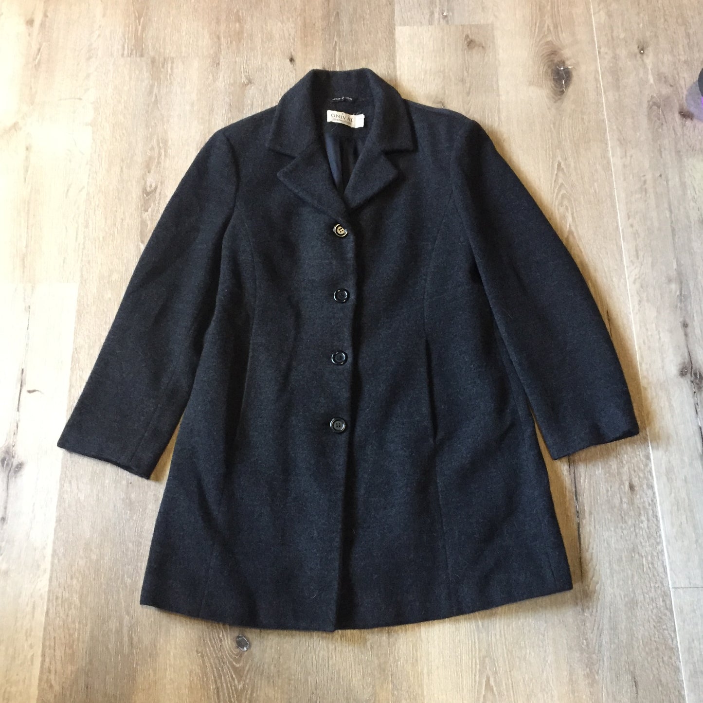 Kingspier Vintage - Bloomingdales dark grey 100% lambswool coat with button closures, vertical pockets and a rayon lining. Made in Italy. Size 8.