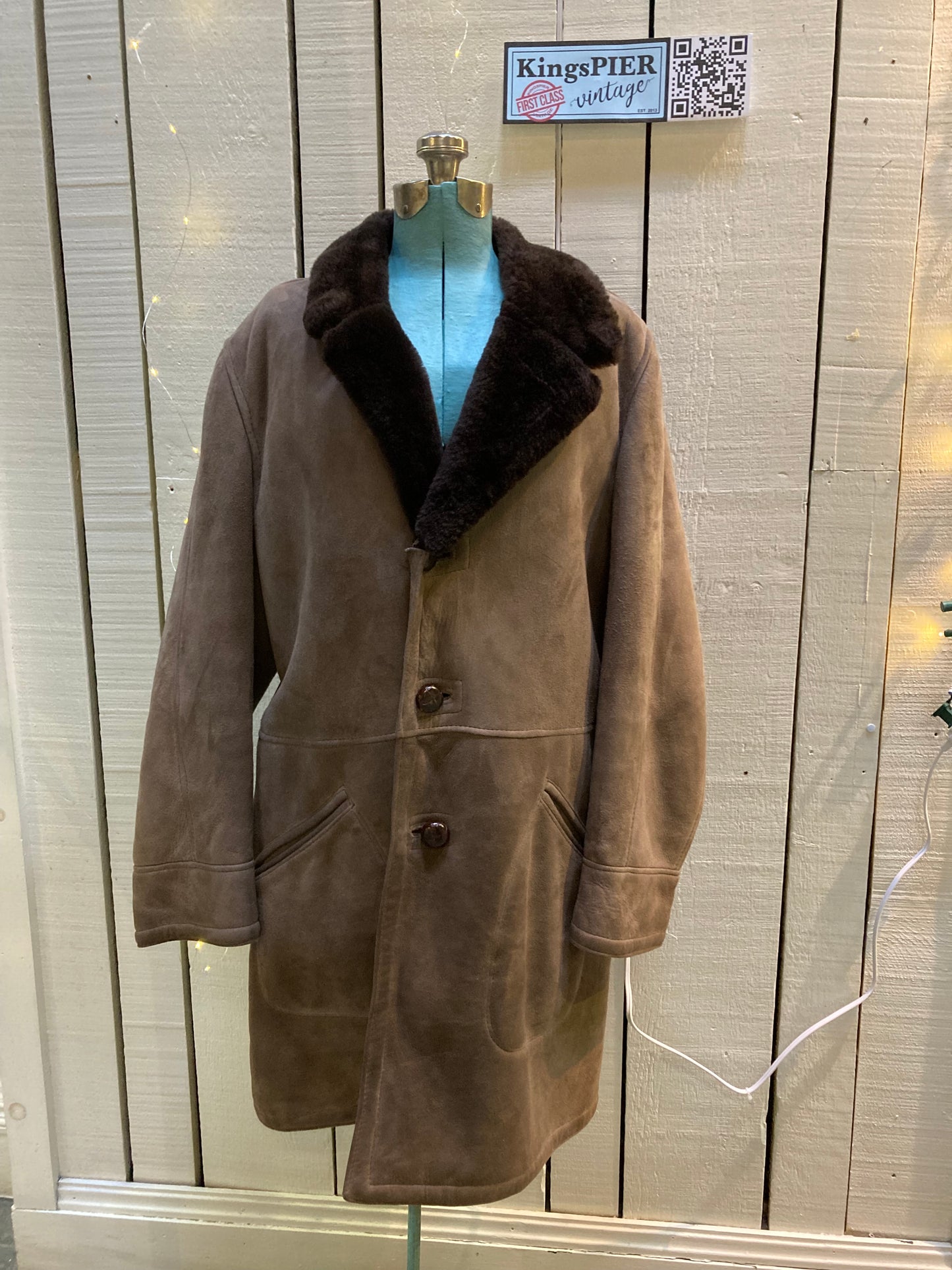Kingspier Vintage - Vintage brown shearling coat with button closures and patch pockets,
No labels.