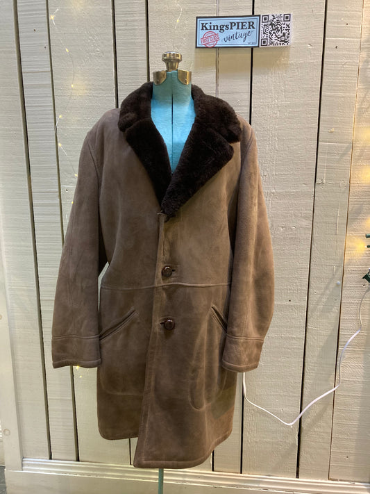 Kingspier Vintage - Vintage brown shearling coat with button closures and patch pockets,
No labels.
