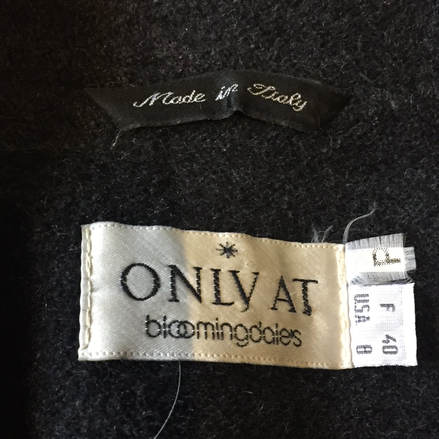 Kingspier Vintage - Bloomingdales dark grey 100% lambswool coat with button closures, vertical pockets and a rayon lining. Made in Italy. Size 8.