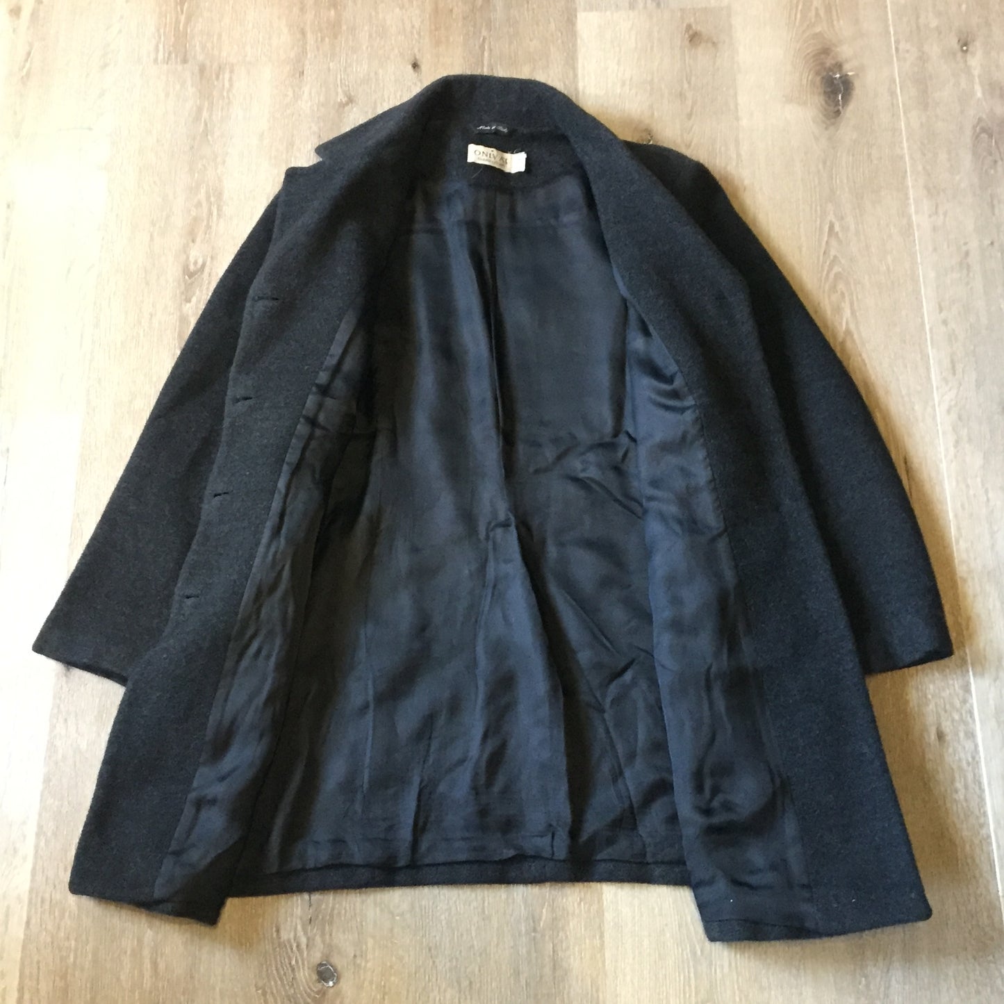 Kingspier Vintage - Bloomingdales dark grey 100% lambswool coat with button closures, vertical pockets and a rayon lining. Made in Italy. Size 8.