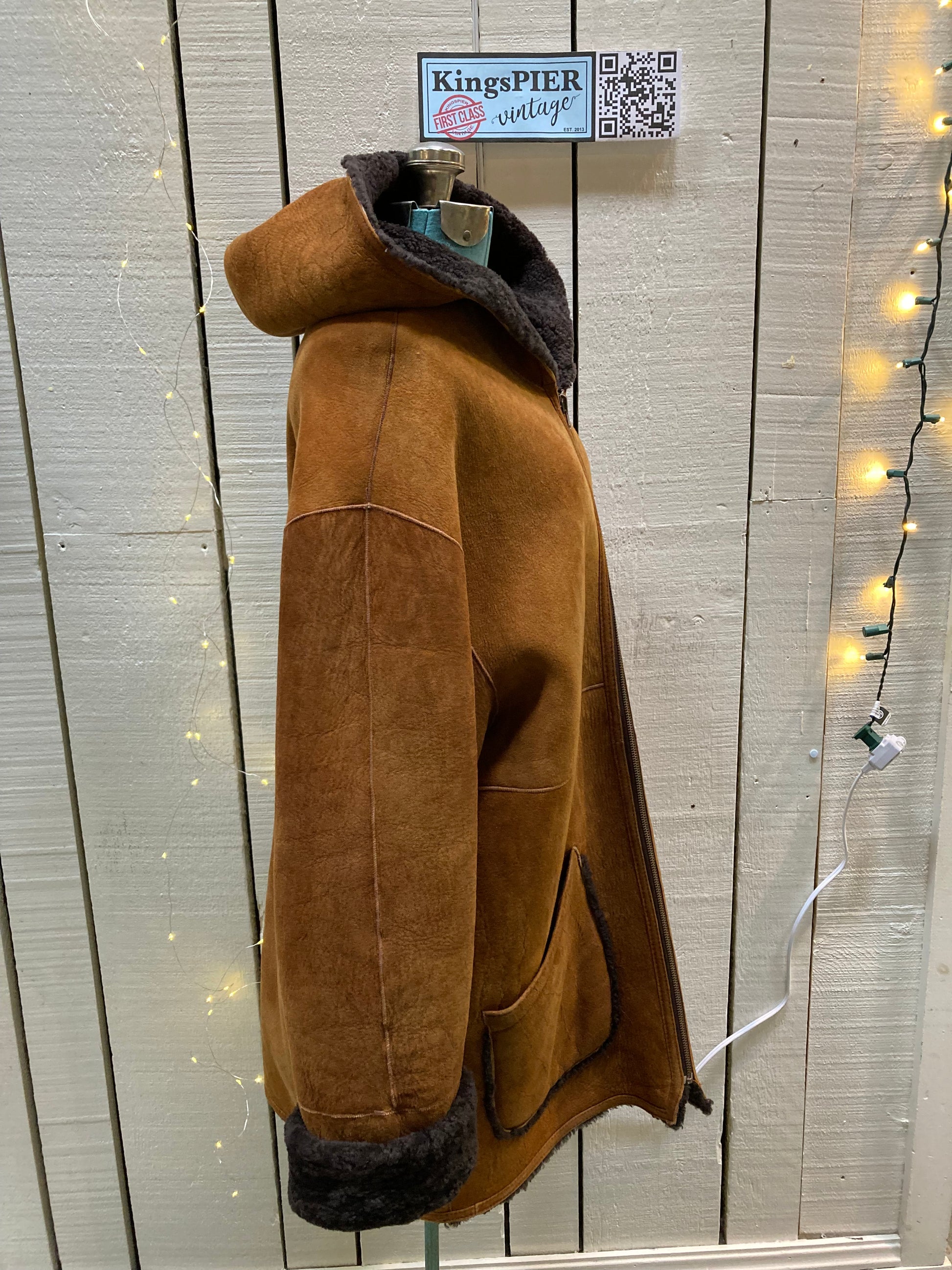 Kingspier Vintage - Vintage Hide Society Brown Shearling Coat with Hood, zipper closure and two front patch pockets.
Made in Canada. 
Size Medium.
