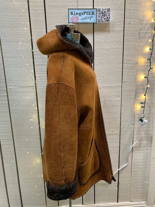 Kingspier Vintage - Vintage Hide Society Brown Shearling Coat with Hood, zipper closure and two front patch pockets.
Made in Canada. 
Size Medium.