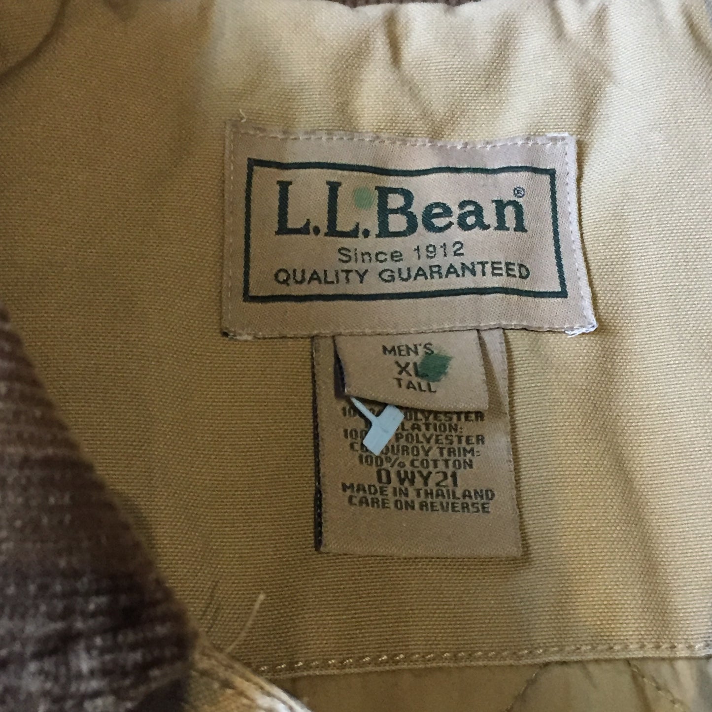 Kingspier Vintage - LL Bean Insulated beige 100% cotton chore jacket with corduroy collar, button closures, flap pockets and a quilted lining. Size XL tall.