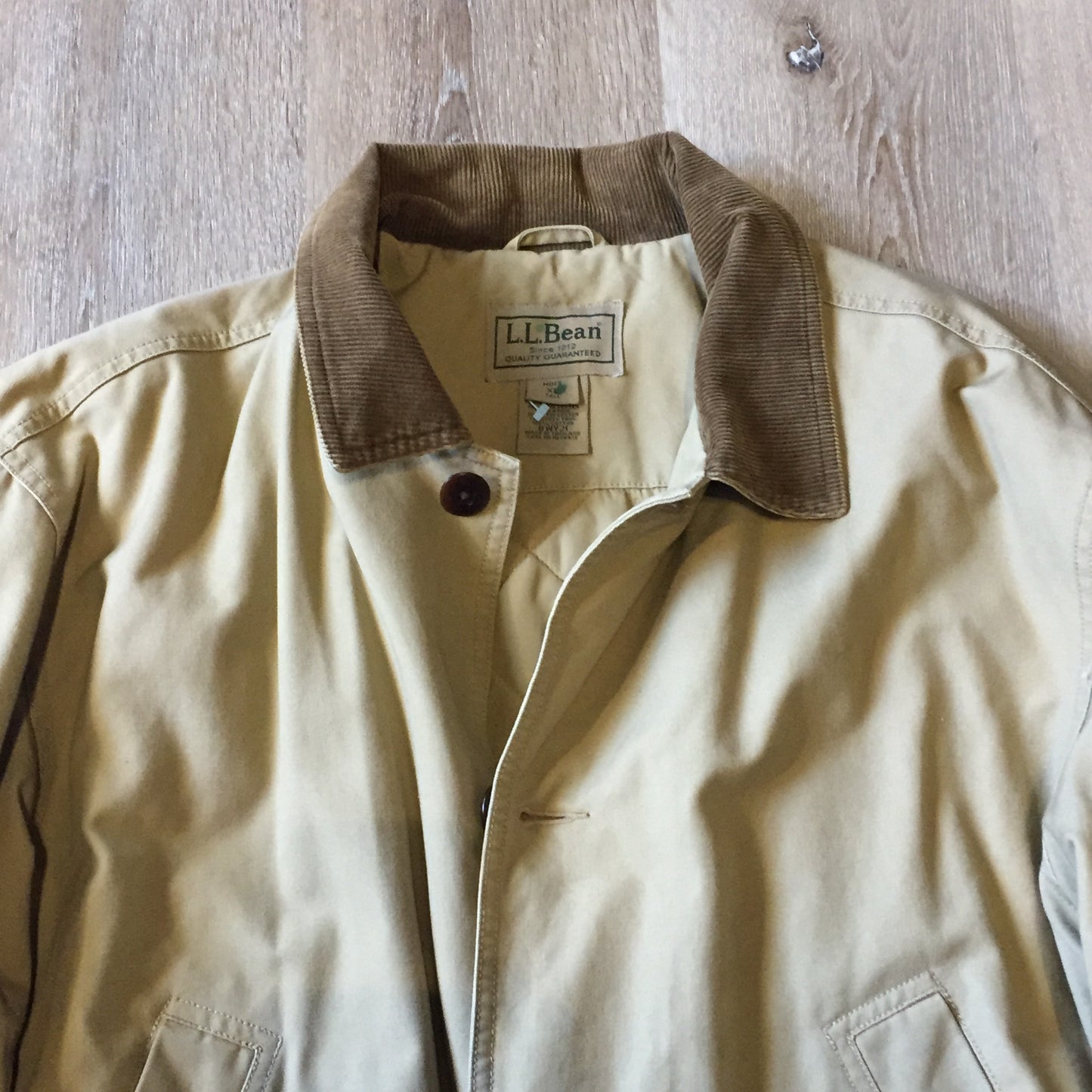 Kingspier Vintage - LL Bean Insulated beige 100% cotton chore jacket with corduroy collar, button closures, flap pockets and a quilted lining. Size XL tall.