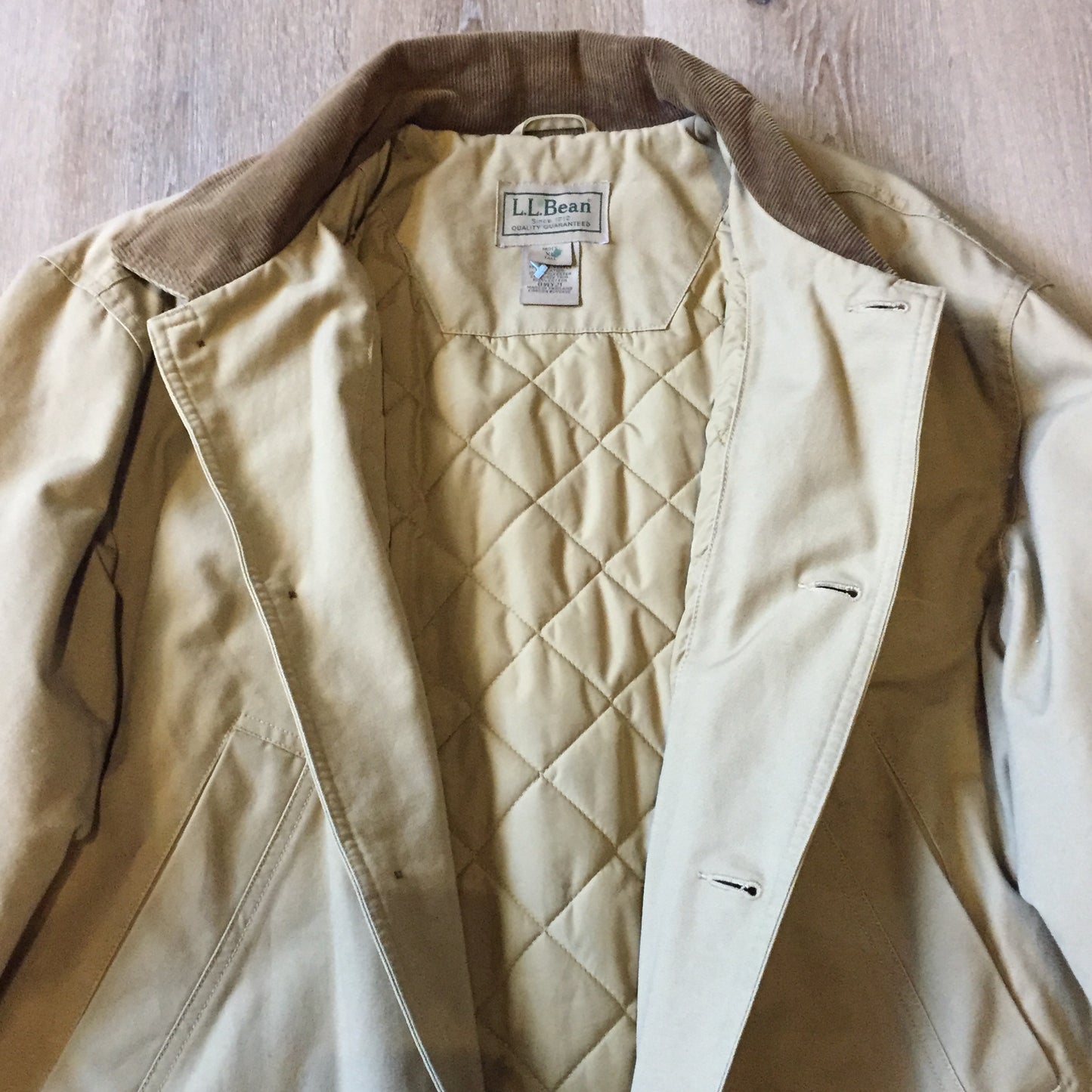 Kingspier Vintage - LL Bean Insulated beige 100% cotton chore jacket with corduroy collar, button closures, flap pockets and a quilted lining. Size XL tall.