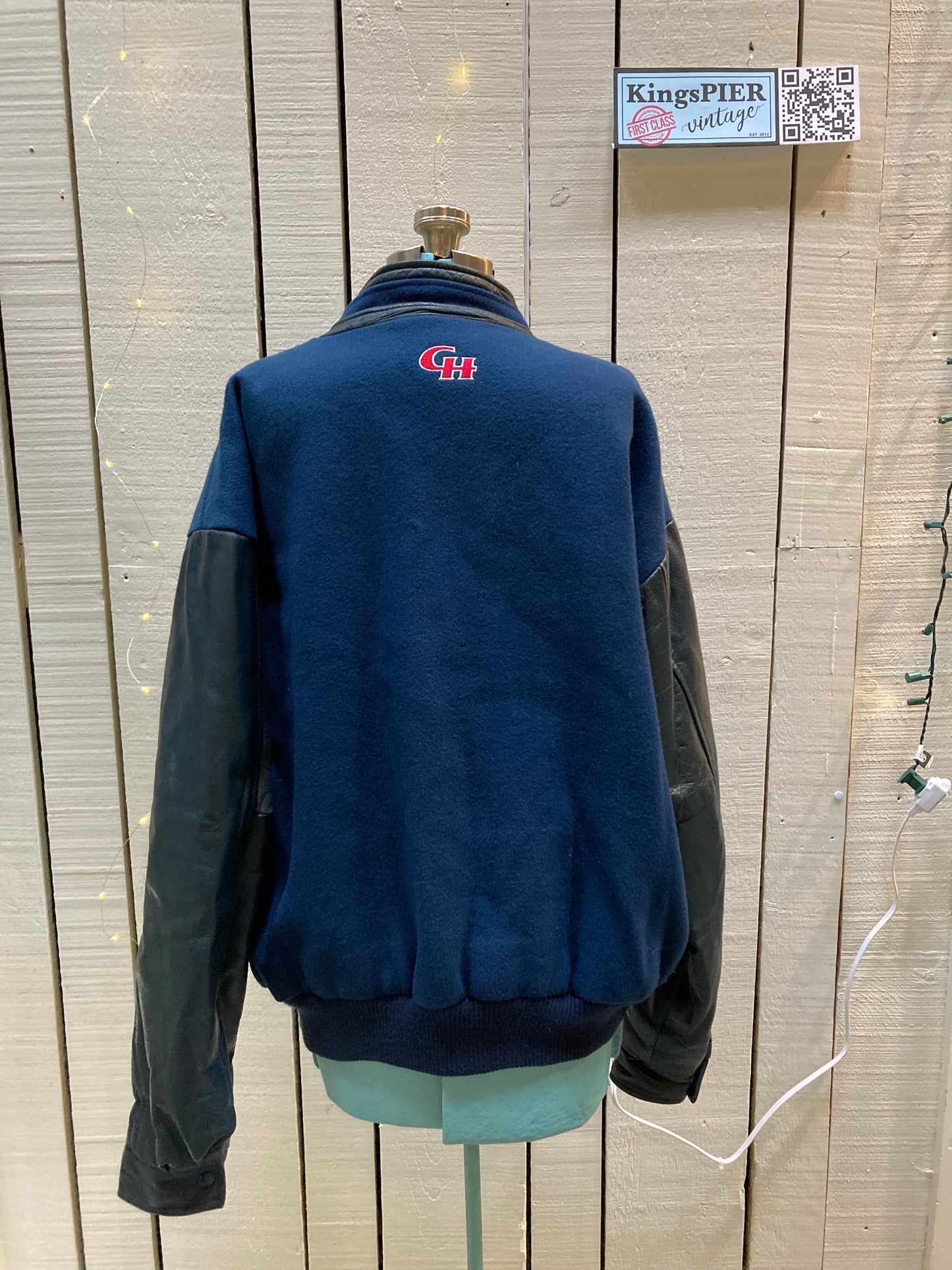 Kingspier Vintage - Vintage Cole Harbour AAA Hockey blue varsity jacket with leather arms, zipper and snap closure, two front pockets and a quilted lining.
Made in Canada.
Size XL.