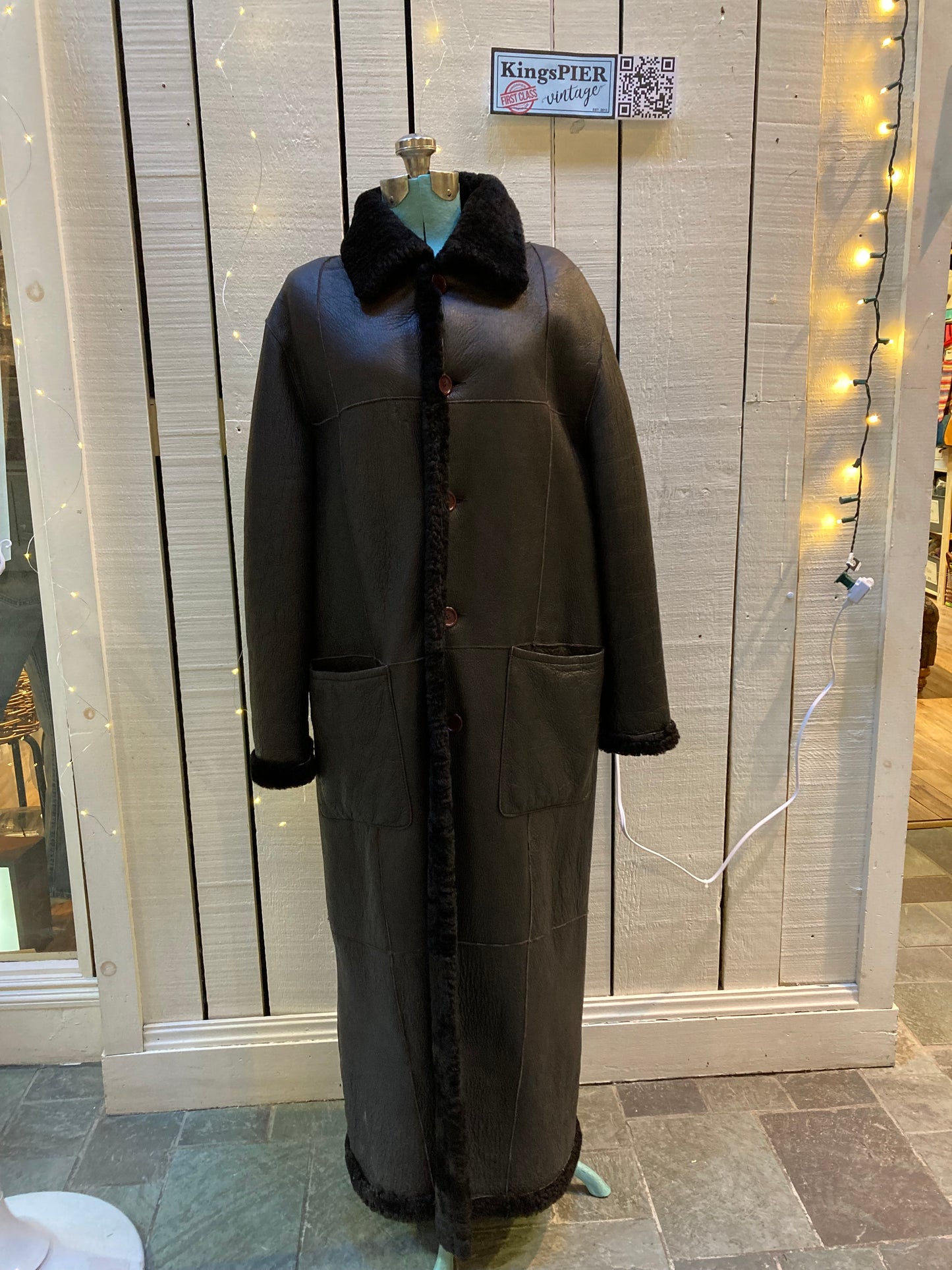 Kingspier Vintage - Vintage EZ Versoil Sole long shearling coat with button closures and patch pockets.
Made in Argentina.