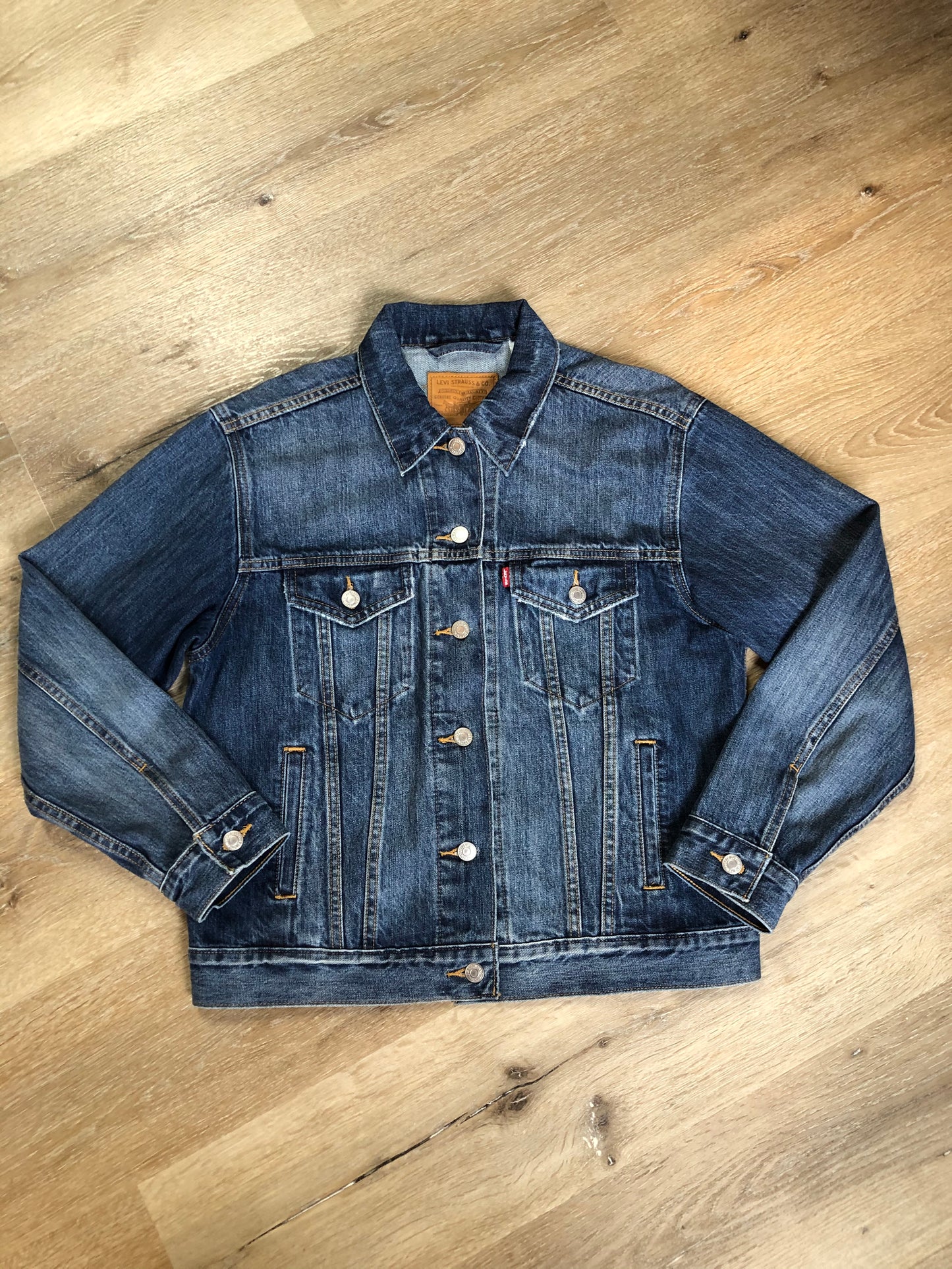 Kingspier Vintage - Levi’s Premium medium wash denim trucker jacket with button closures, two flap pockets on the chest and two slash pockets. Size medium.