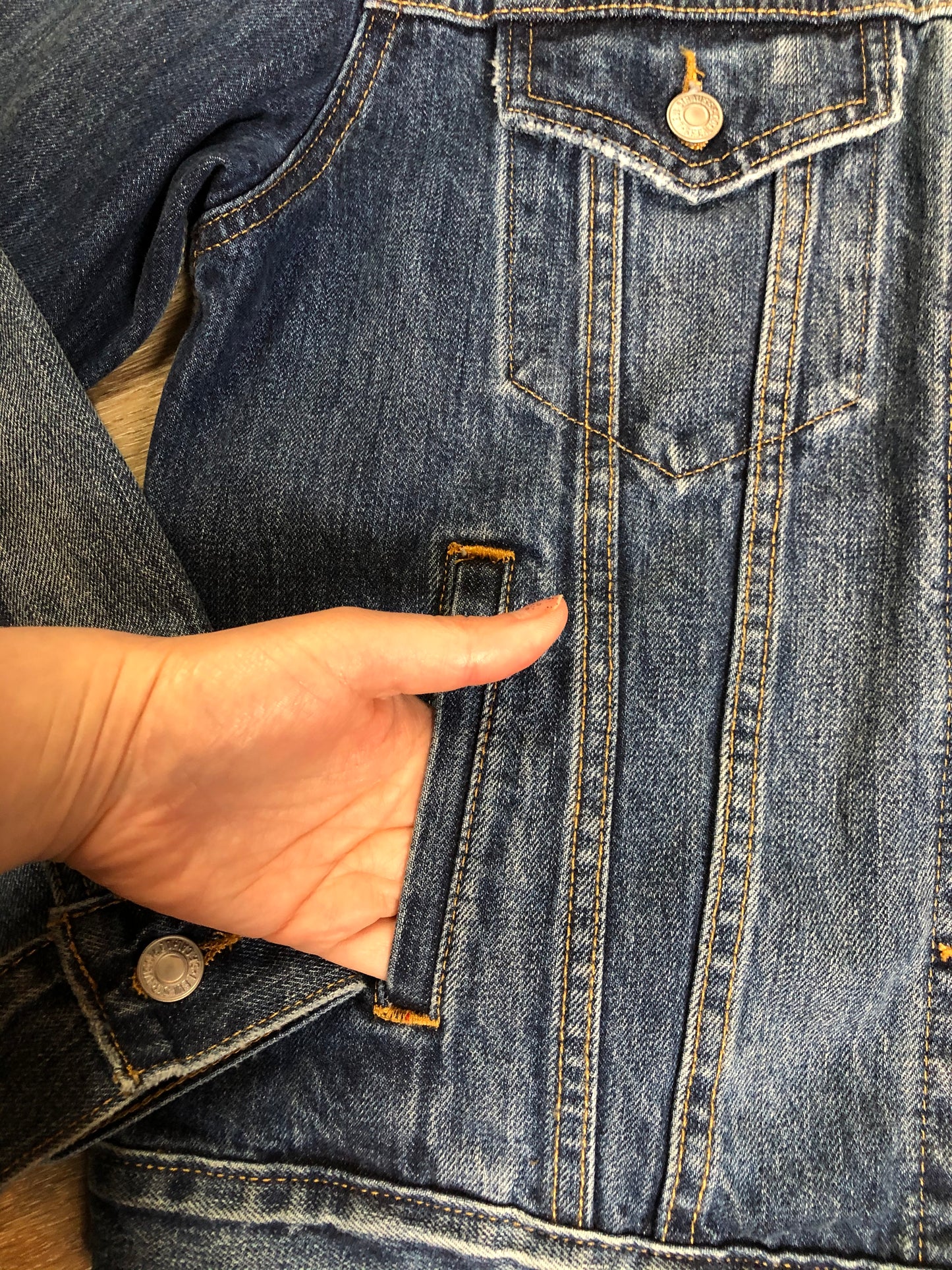 Kingspier Vintage - Levi’s Premium medium wash denim trucker jacket with button closures, two flap pockets on the chest and two slash pockets. Size medium.